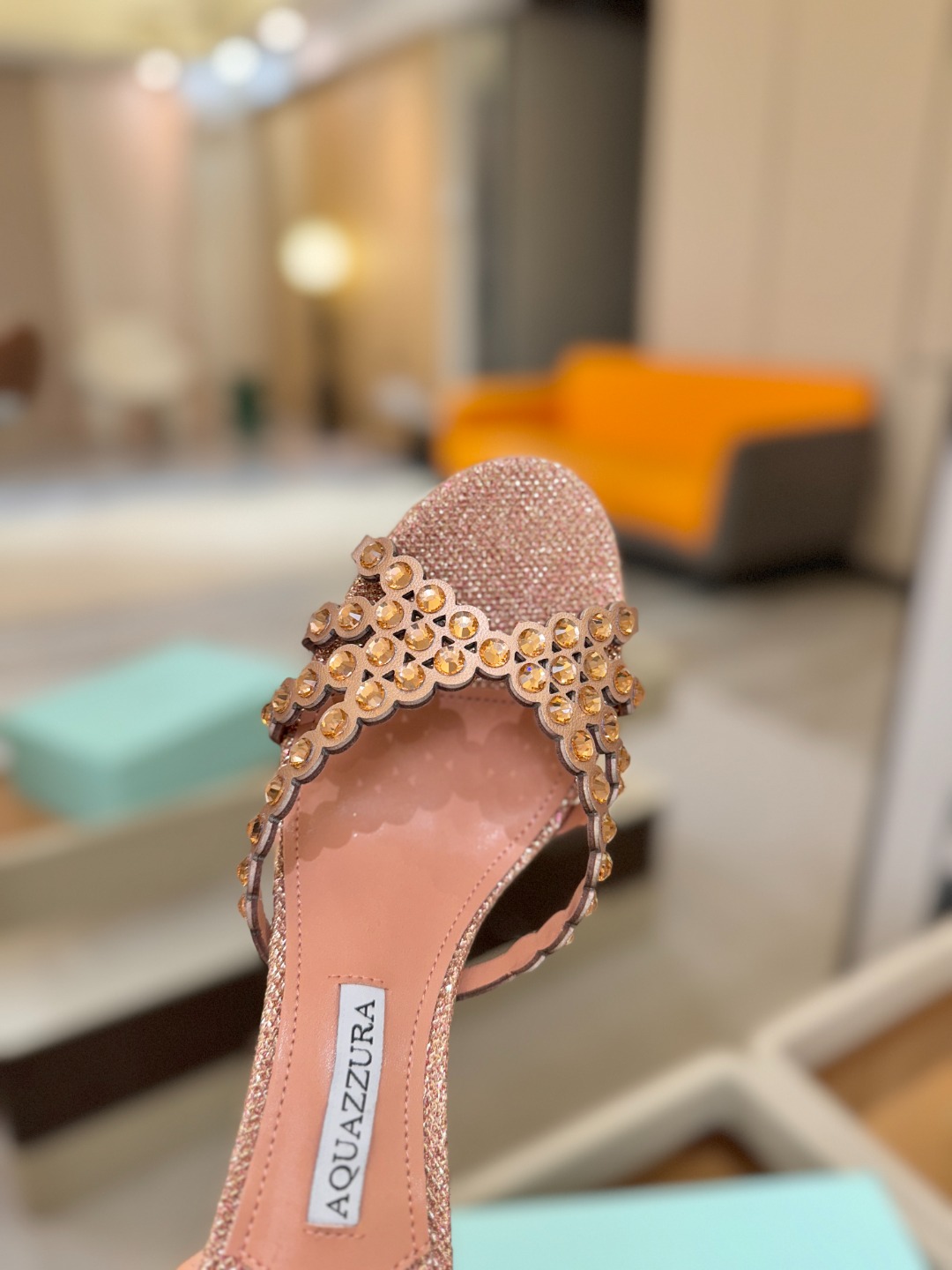 Aquazzura   菠萝    𝐒𝐒  𝐧𝐞𝐰春夏新品高跟半鞋。满满的钻，超闪 🌸((☀️⥎☀️))