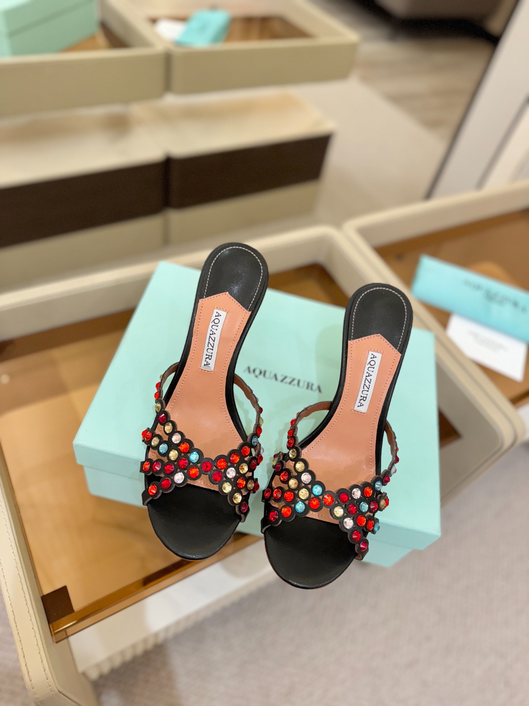 Aquazzura   菠萝    𝐒𝐒  𝐧𝐞𝐰春夏新品高跟半鞋。满满的钻，超闪 🌸((☀️⥎☀️))