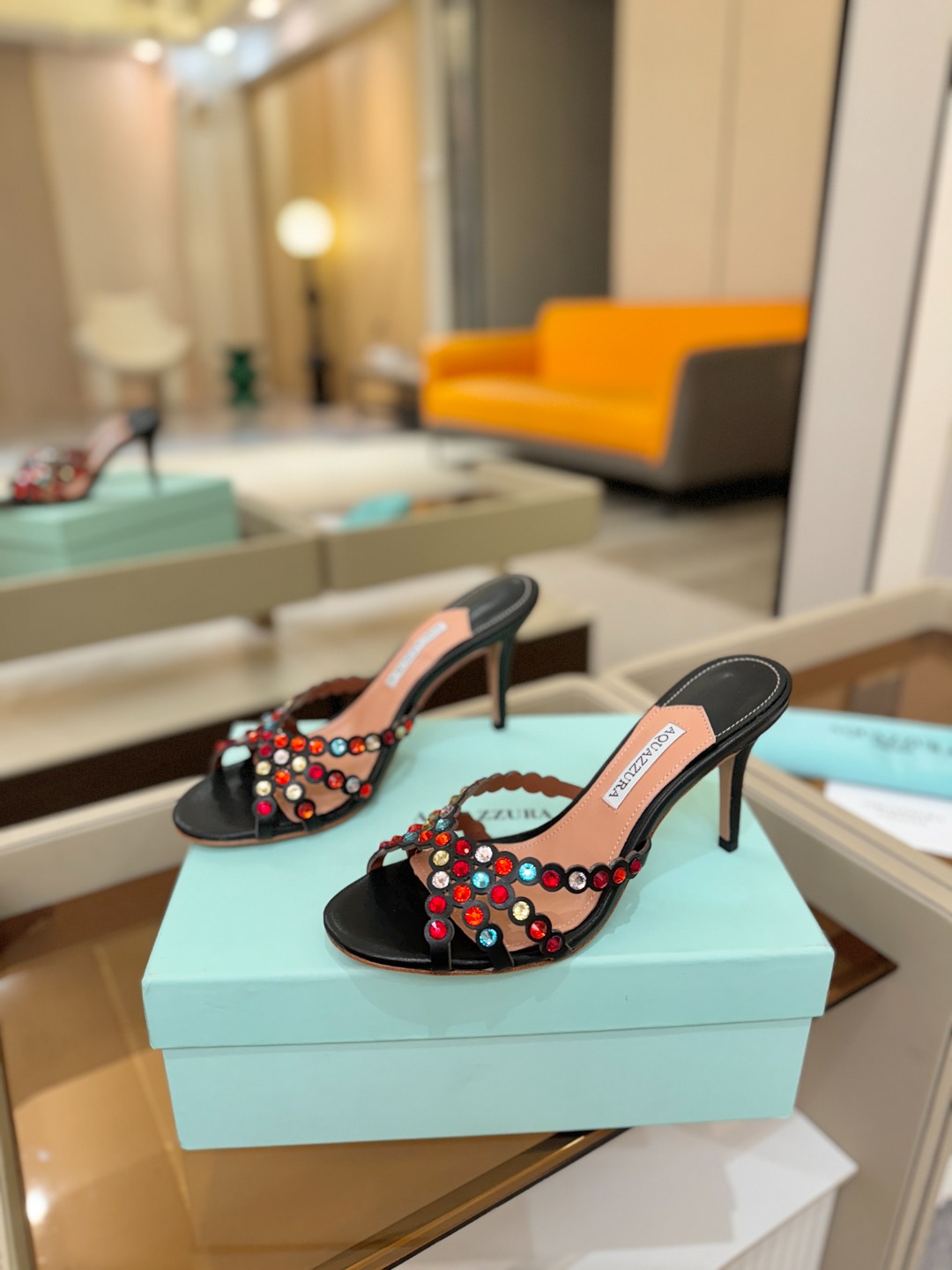 Aquazzura   菠萝    𝐒𝐒  𝐧𝐞𝐰春夏新品高跟半鞋。满满的钻，超闪 🌸((☀️⥎☀️))