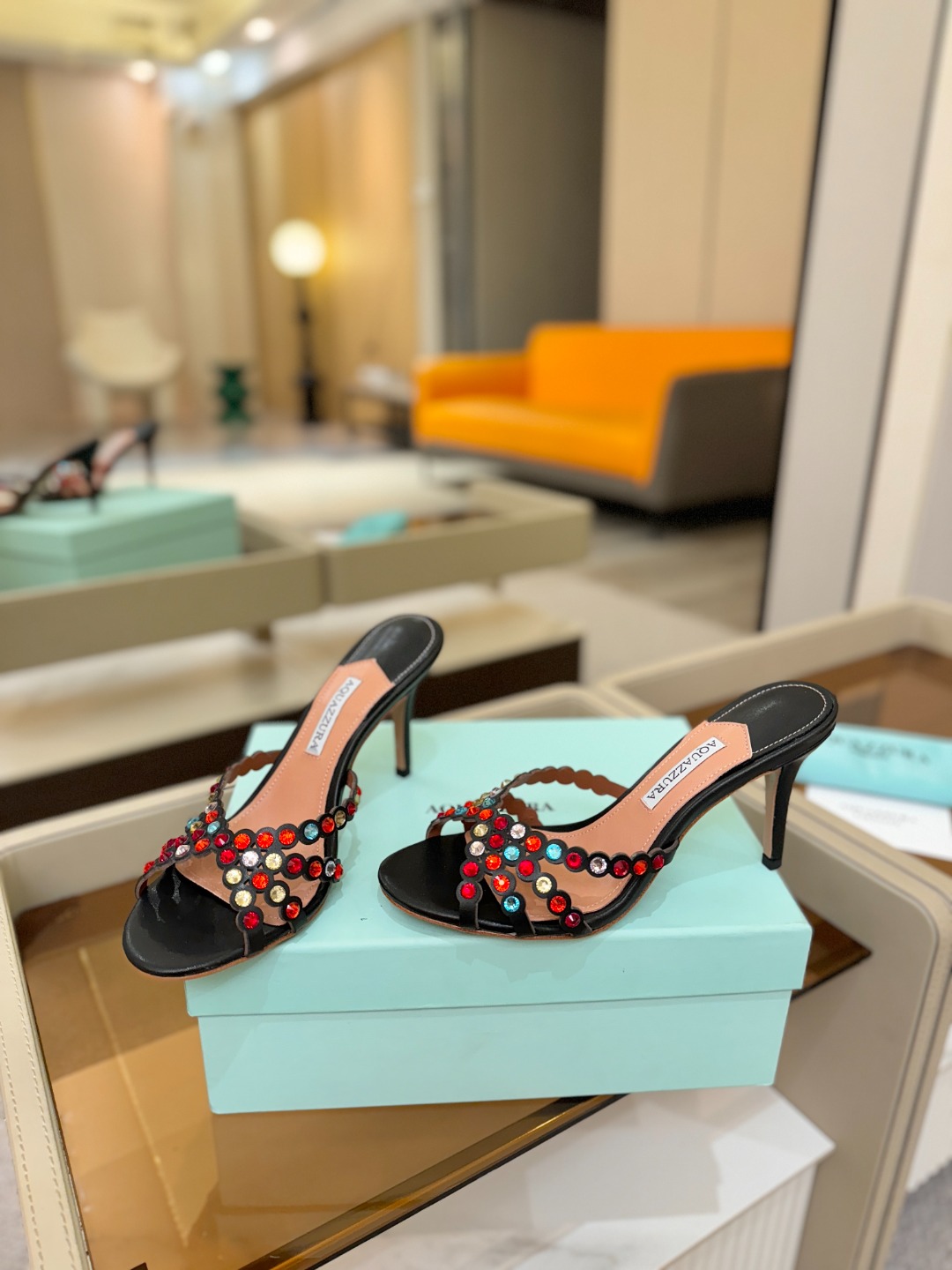 Aquazzura   菠萝    𝐒𝐒  𝐧𝐞𝐰春夏新品高跟半鞋。满满的钻，超闪 🌸((☀️⥎☀️))