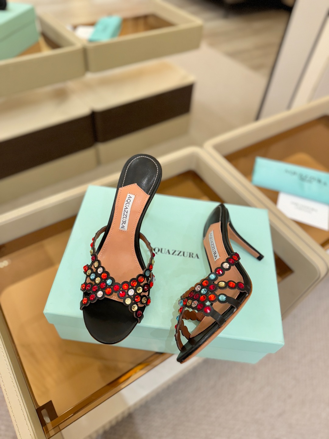 Aquazzura   菠萝    𝐒𝐒  𝐧𝐞𝐰春夏新品高跟半鞋。满满的钻，超闪 🌸((☀️⥎☀️))