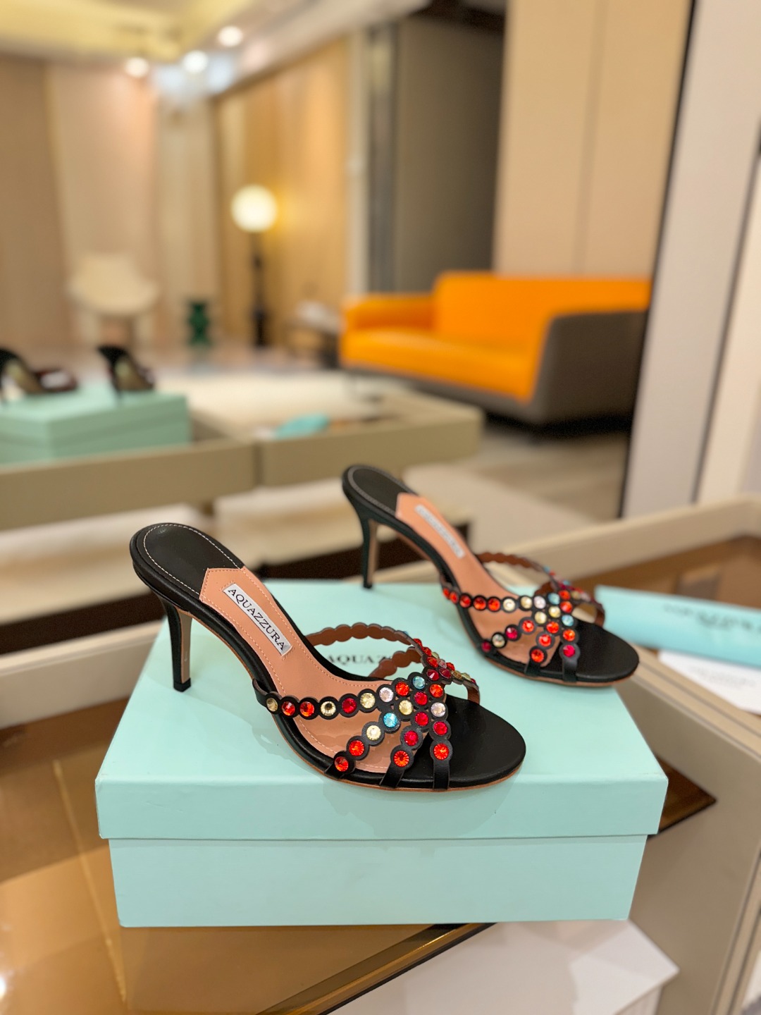 Aquazzura   菠萝    𝐒𝐒  𝐧𝐞𝐰春夏新品高跟半鞋。满满的钻，超闪 🌸((☀️⥎☀️))