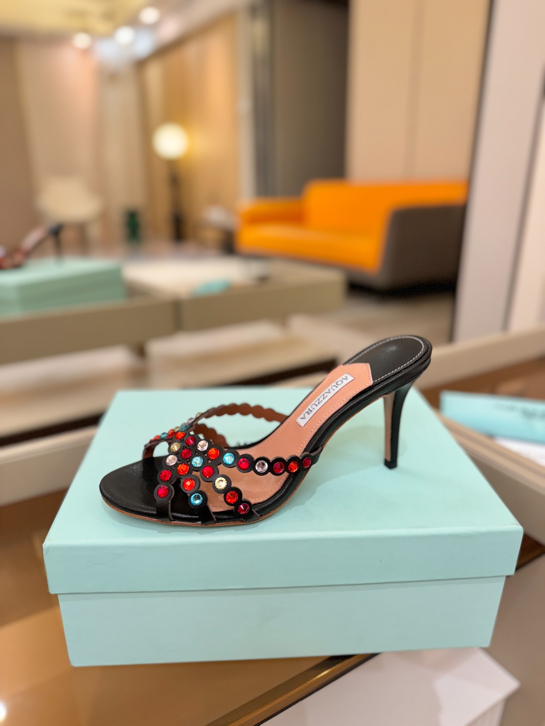 Aquazzura   菠萝    𝐒𝐒  𝐧𝐞𝐰春夏新品高跟半鞋。满满的钻，超闪 🌸((☀️⥎☀️))