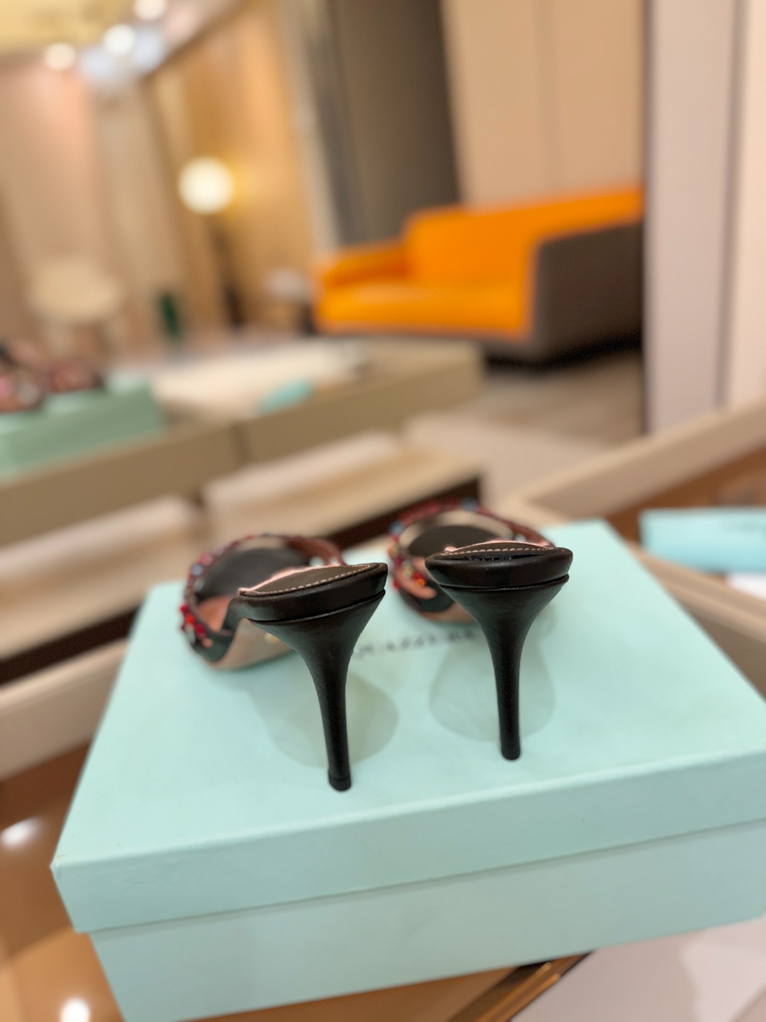 Aquazzura   菠萝    𝐒𝐒  𝐧𝐞𝐰春夏新品高跟半鞋。满满的钻，超闪 🌸((☀️⥎☀️))