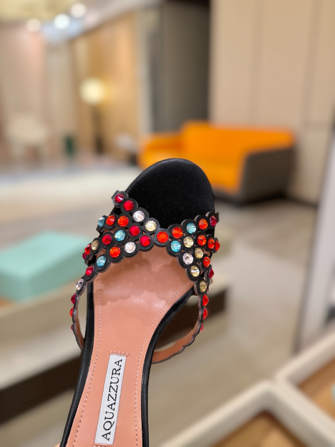 Aquazzura   菠萝    𝐒𝐒  𝐧𝐞𝐰春夏新品高跟半鞋。满满的钻，超闪 🌸((☀️⥎☀️))
