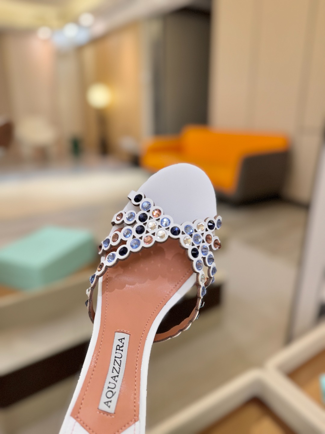 Aquazzura   菠萝    𝐒𝐒  𝐧𝐞𝐰春夏新品高跟半鞋。满满的钻，超闪 🌸((☀️⥎☀️))