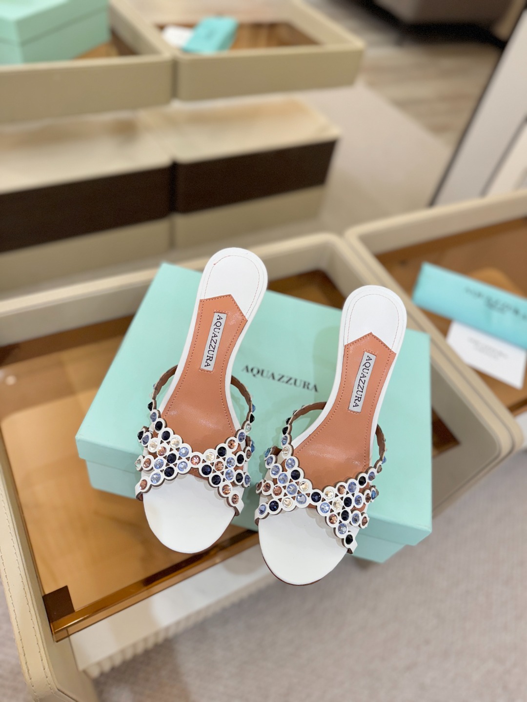 Aquazzura   菠萝    𝐒𝐒  𝐧𝐞𝐰春夏新品高跟半鞋。满满的钻，超闪 🌸((☀️⥎☀️))