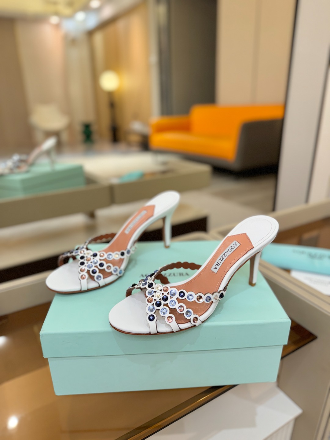Aquazzura   菠萝    𝐒𝐒  𝐧𝐞𝐰春夏新品高跟半鞋。满满的钻，超闪 🌸((☀️⥎☀️))