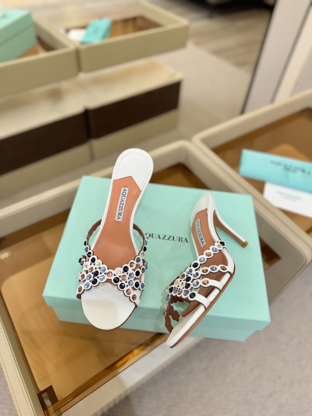 Aquazzura   菠萝    𝐒𝐒  𝐧𝐞𝐰春夏新品高跟半鞋。满满的钻，超闪 🌸((☀️⥎☀️))