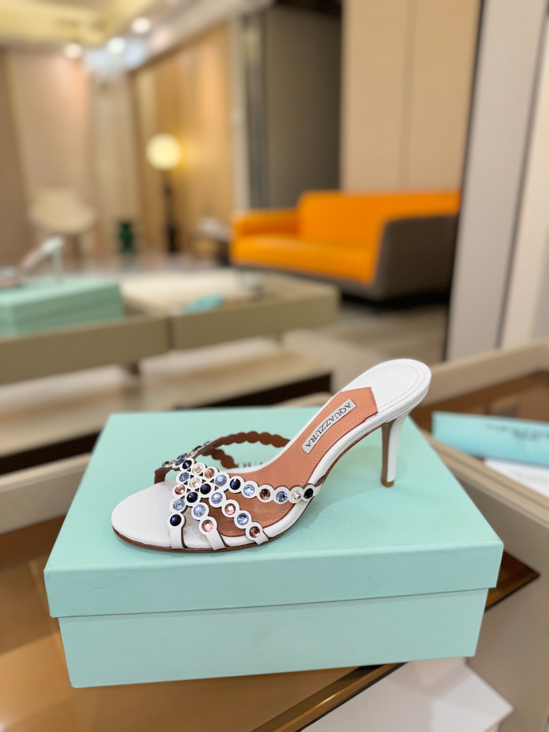 Aquazzura   菠萝    𝐒𝐒  𝐧𝐞𝐰春夏新品高跟半鞋。满满的钻，超闪 🌸((☀️⥎☀️))