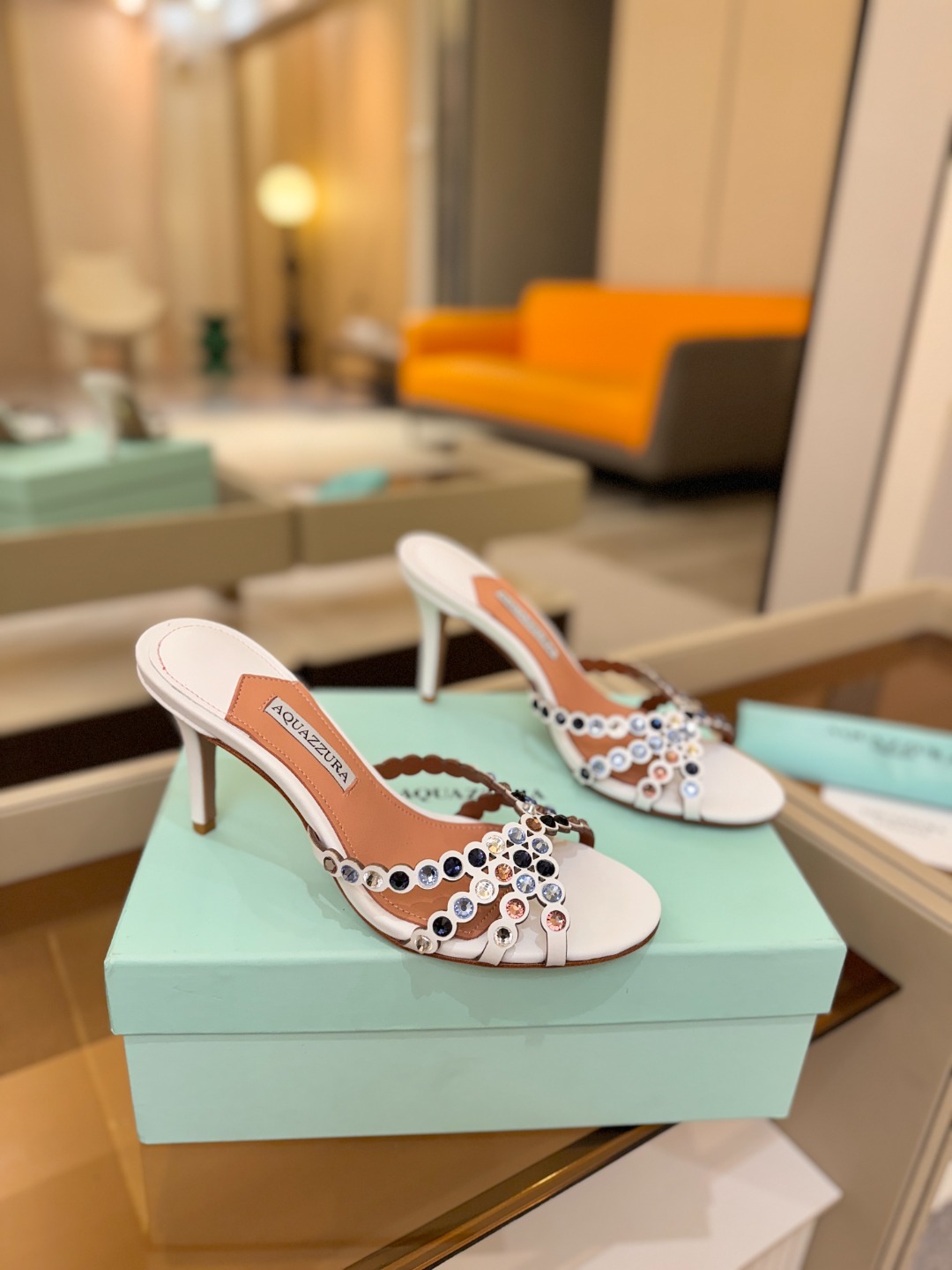 Aquazzura   菠萝    𝐒𝐒  𝐧𝐞𝐰春夏新品高跟半鞋。满满的钻，超闪 🌸((☀️⥎☀️))