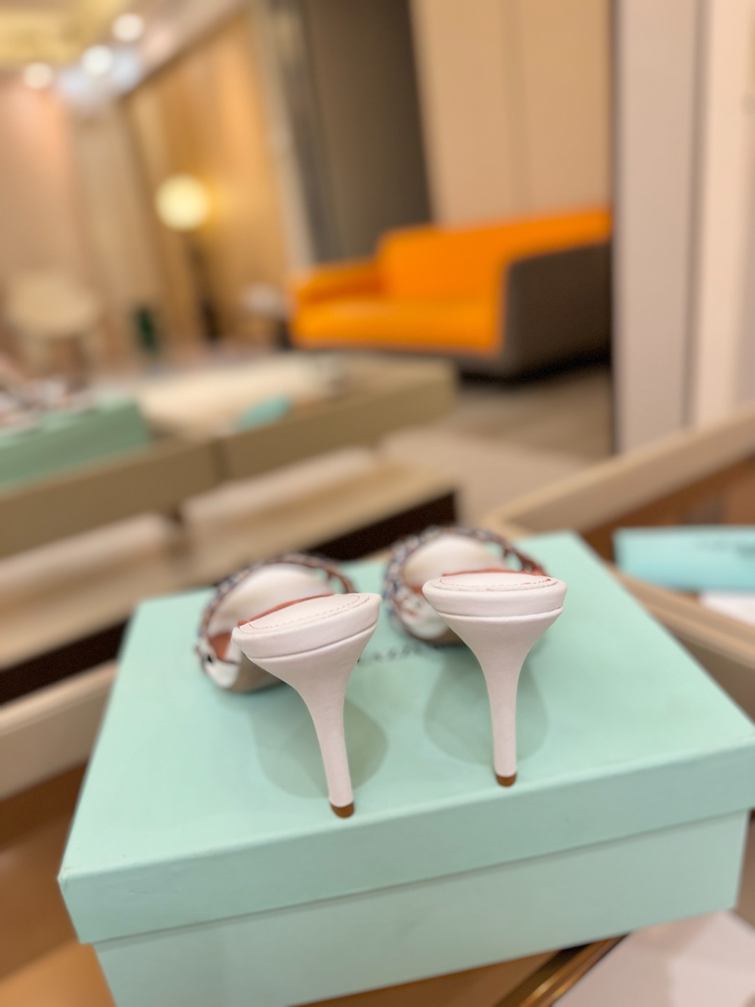 Aquazzura   菠萝    𝐒𝐒  𝐧𝐞𝐰春夏新品高跟半鞋。满满的钻，超闪 🌸((☀️⥎☀️))