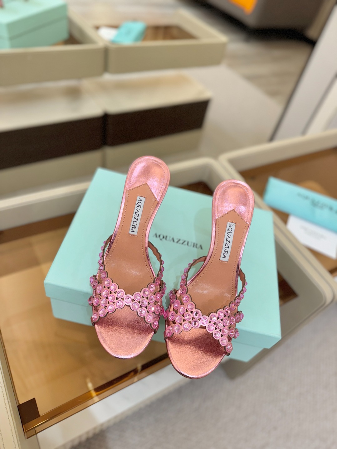 Aquazzura   菠萝    𝐒𝐒  𝐧𝐞𝐰春夏新品高跟半鞋。满满的钻，超闪 🌸((☀️⥎☀️))