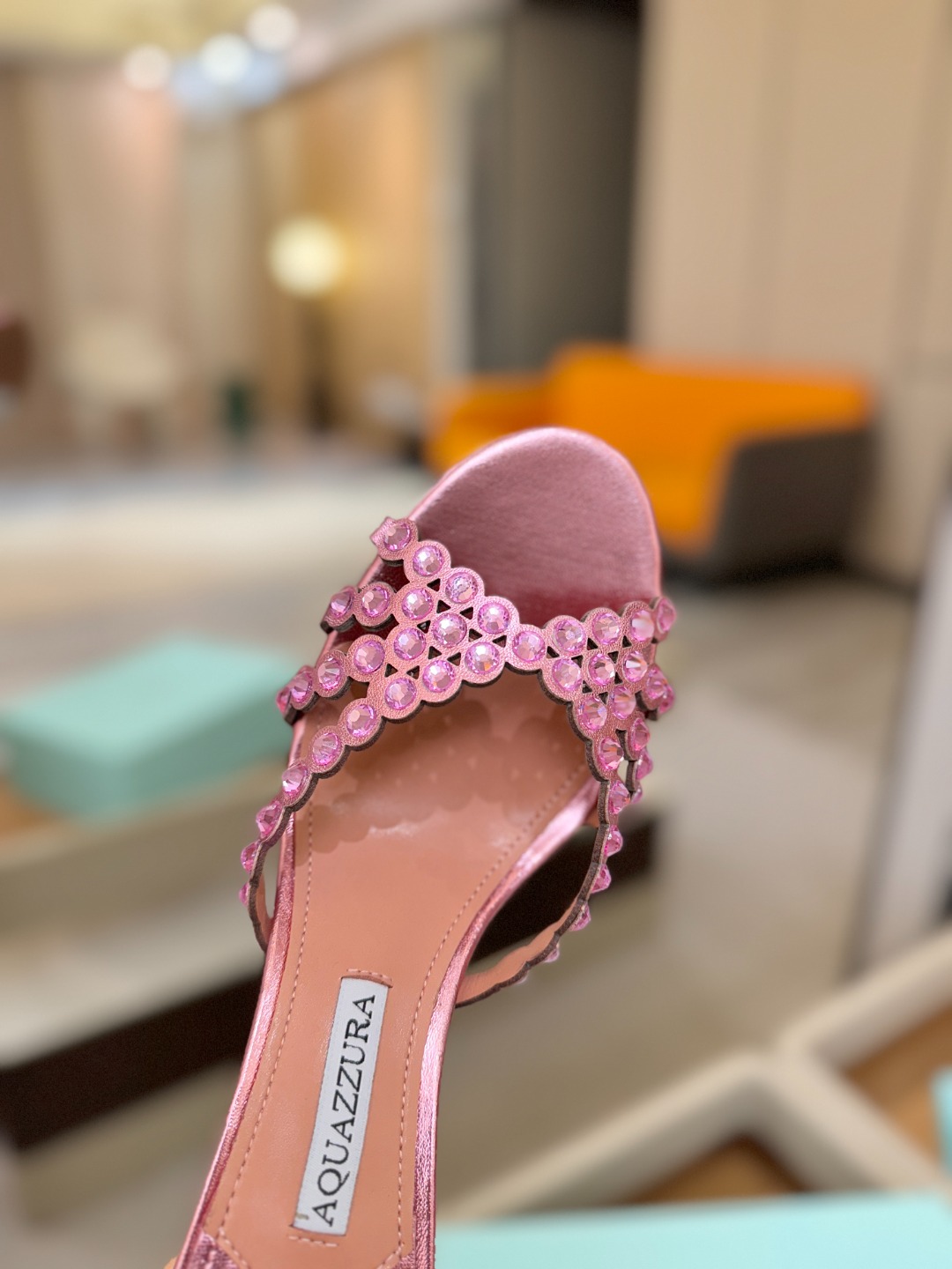 Aquazzura   菠萝    𝐒𝐒  𝐧𝐞𝐰春夏新品高跟半鞋。满满的钻，超闪 🌸((☀️⥎☀️))