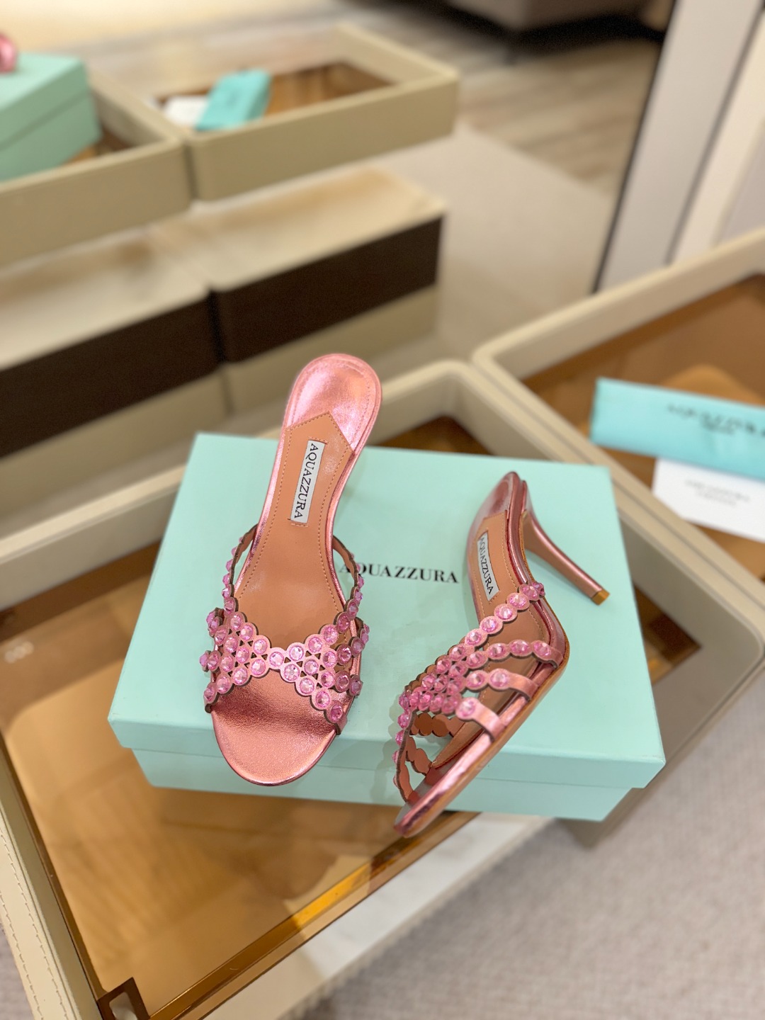 Aquazzura   菠萝    𝐒𝐒  𝐧𝐞𝐰春夏新品高跟半鞋。满满的钻，超闪 🌸((☀️⥎☀️))