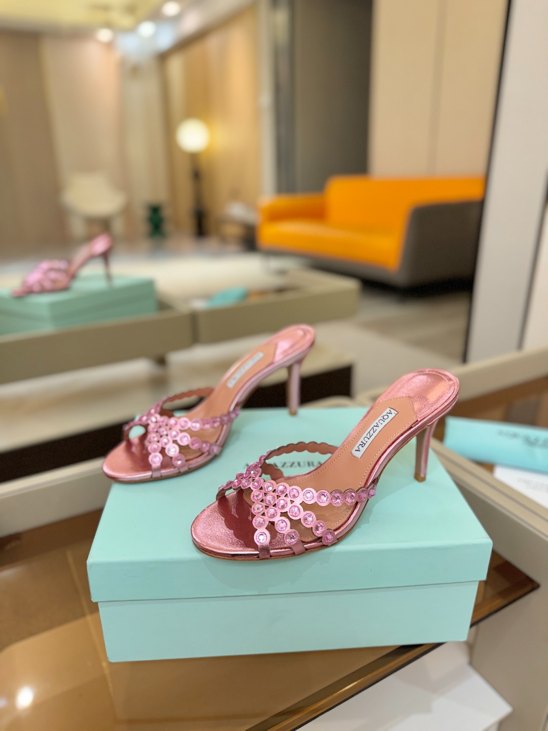 Aquazzura   菠萝    𝐒𝐒  𝐧𝐞𝐰春夏新品高跟半鞋。满满的钻，超闪 🌸((☀️⥎☀️))