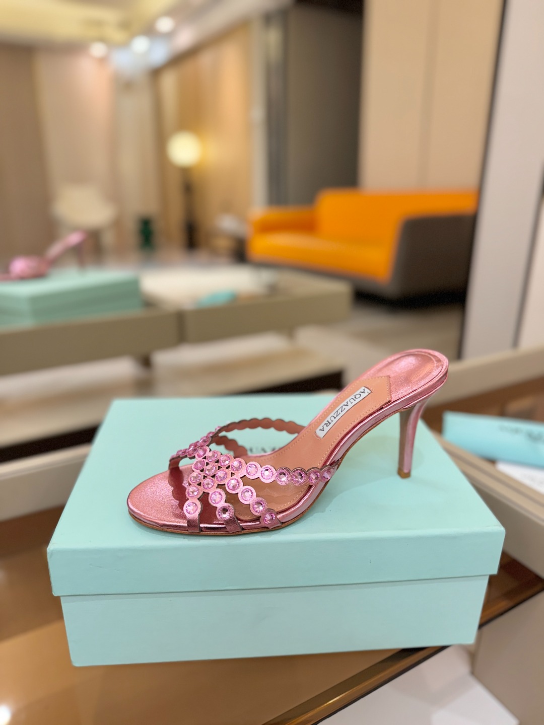 Aquazzura   菠萝    𝐒𝐒  𝐧𝐞𝐰春夏新品高跟半鞋。满满的钻，超闪 🌸((☀️⥎☀️))