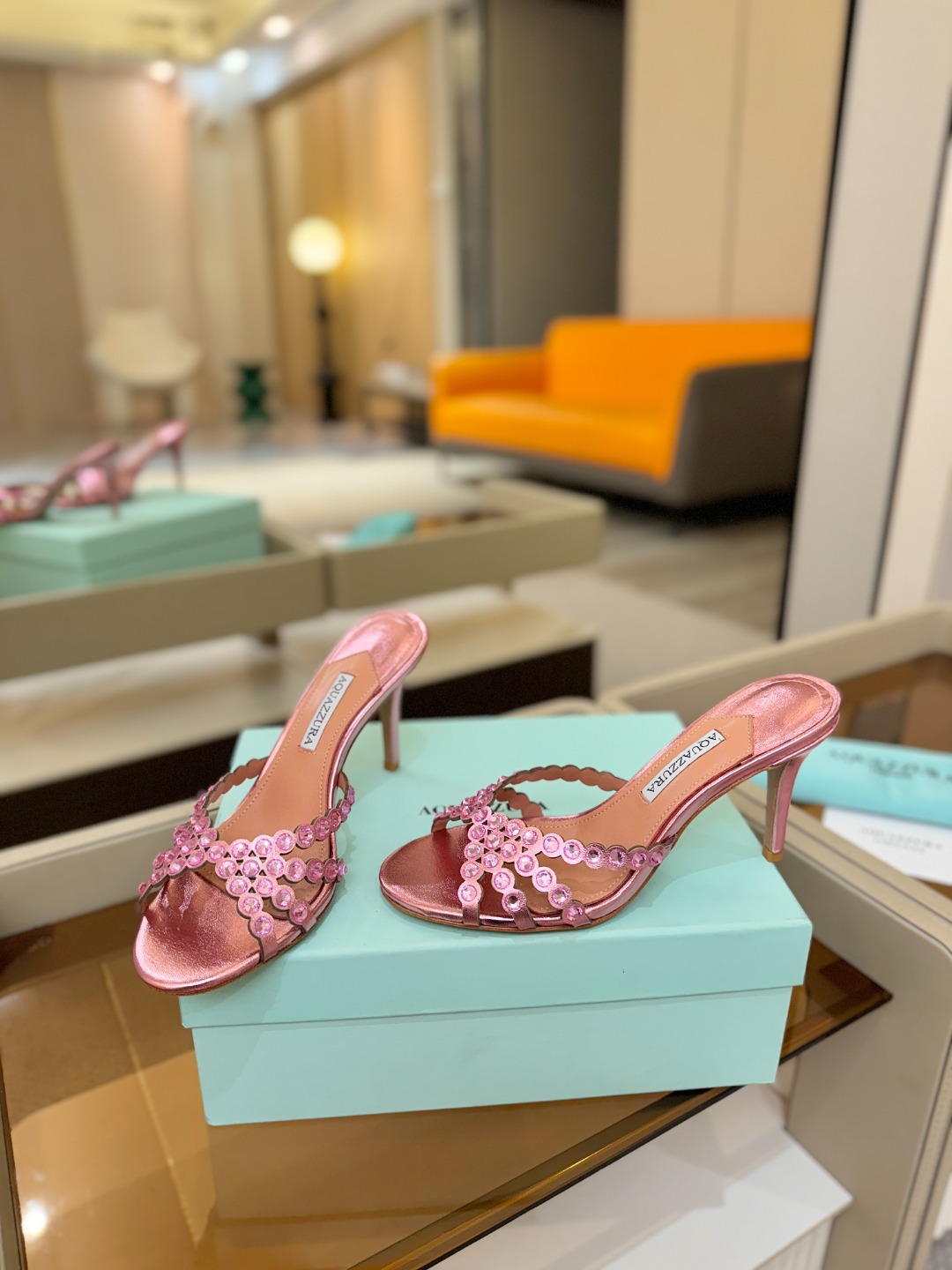 Aquazzura   菠萝    𝐒𝐒  𝐧𝐞𝐰春夏新品高跟半鞋。满满的钻，超闪 🌸((☀️⥎☀️))