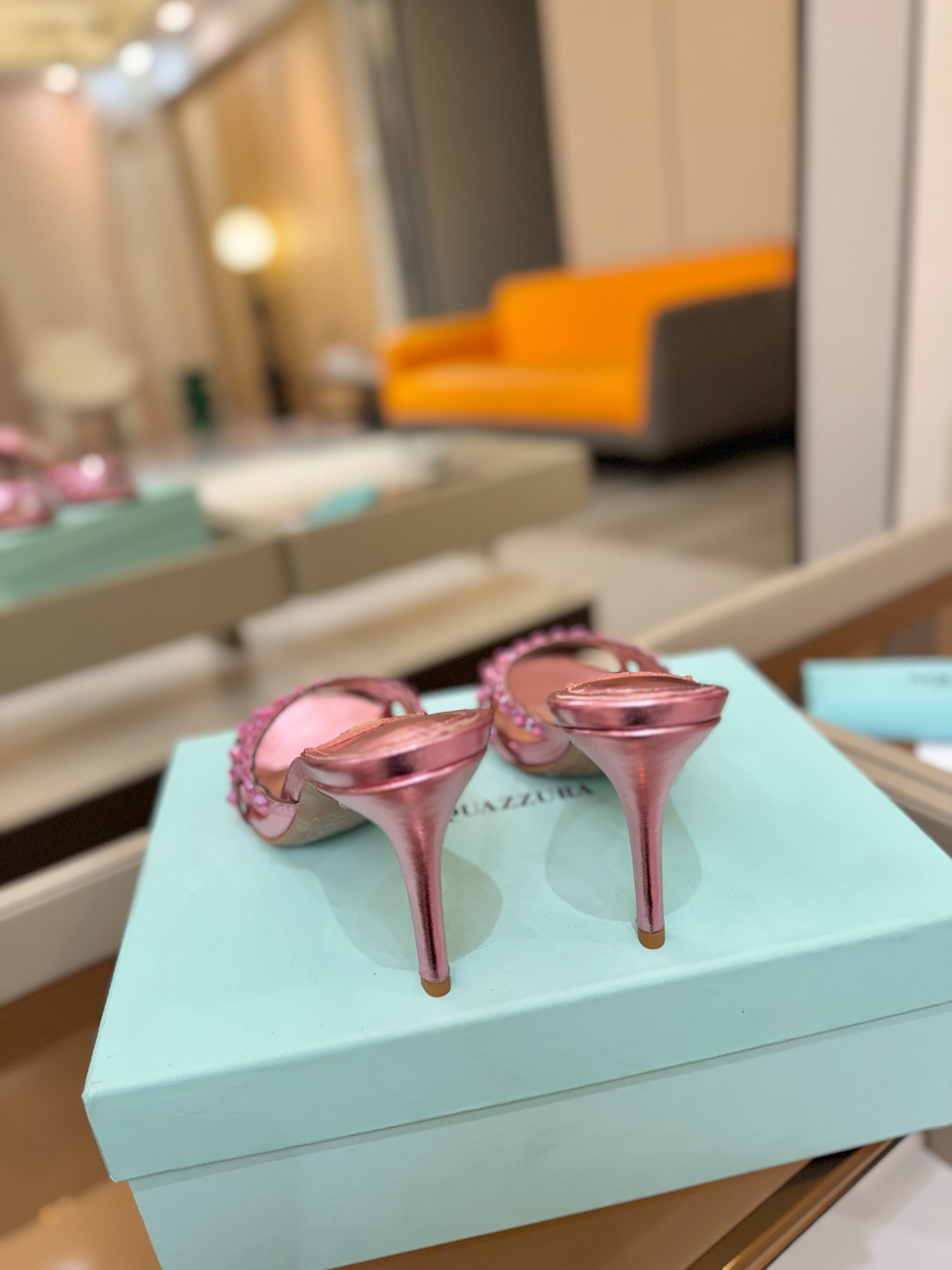 Aquazzura   菠萝    𝐒𝐒  𝐧𝐞𝐰春夏新品高跟半鞋。满满的钻，超闪 🌸((☀️⥎☀️))