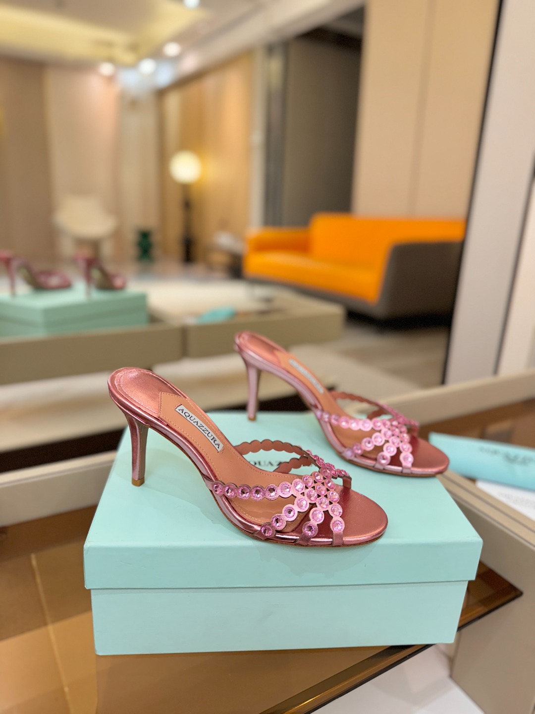 Aquazzura   菠萝    𝐒𝐒  𝐧𝐞𝐰春夏新品高跟半鞋。满满的钻，超闪 🌸((☀️⥎☀️))