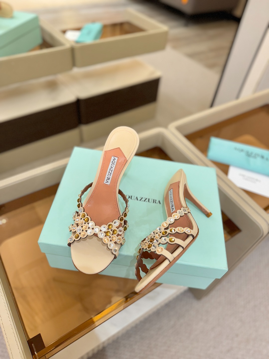 Aquazzura   菠萝    𝐒𝐒  𝐧𝐞𝐰春夏新品高跟半鞋。满满的钻，超闪 🌸((☀️⥎☀️))