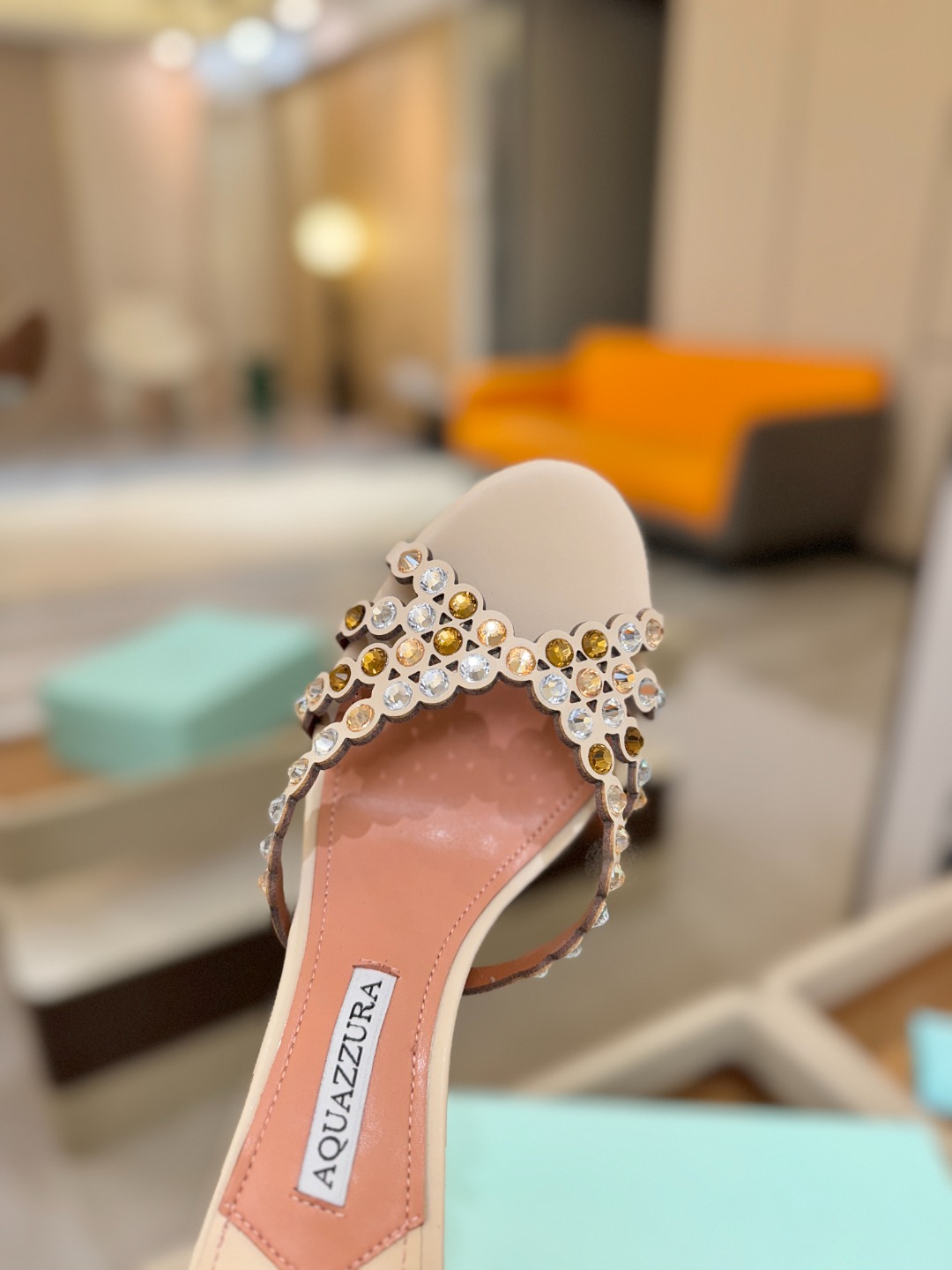 Aquazzura   菠萝    𝐒𝐒  𝐧𝐞𝐰春夏新品高跟半鞋。满满的钻，超闪 🌸((☀️⥎☀️))
