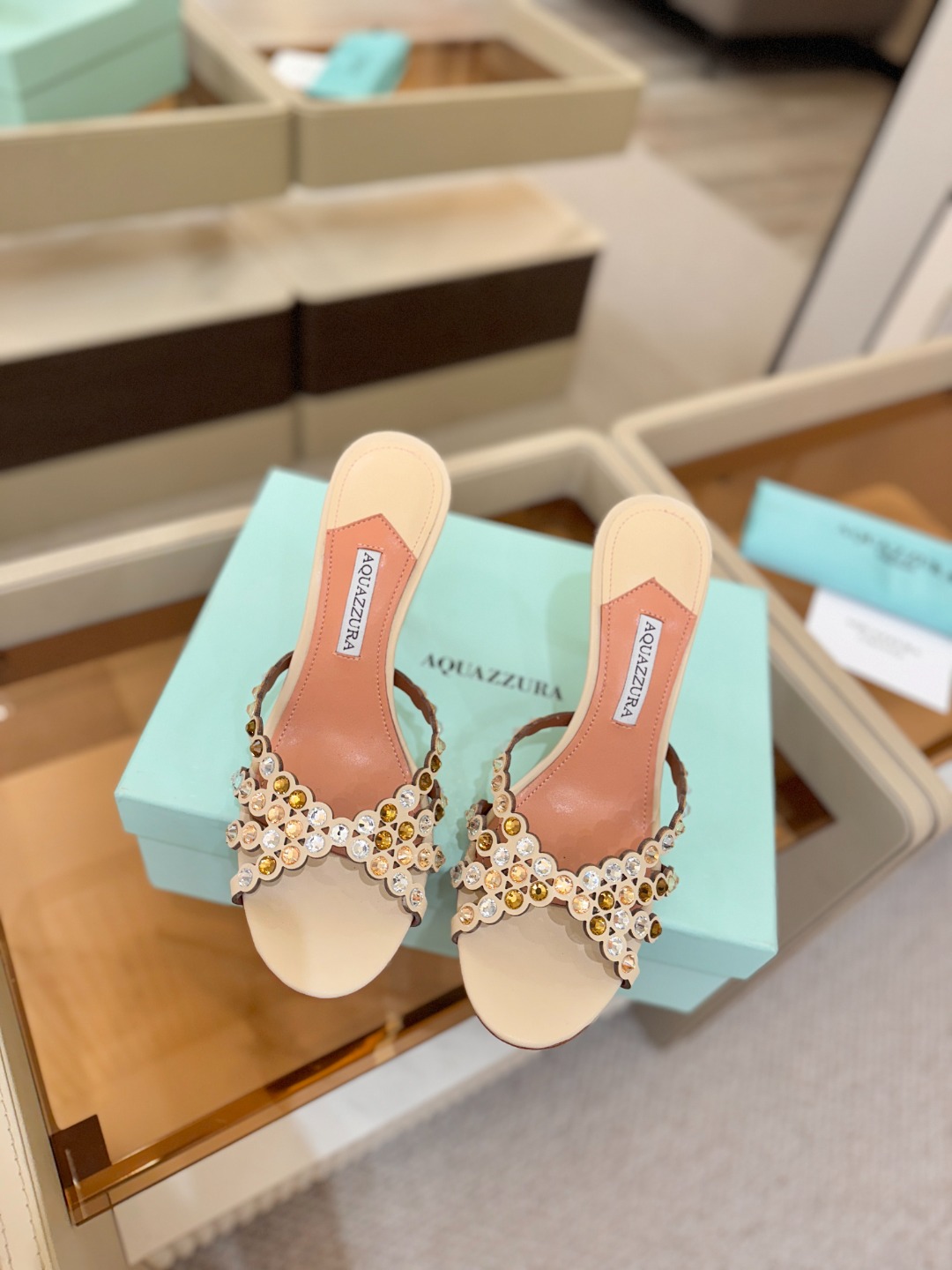 Aquazzura   菠萝    𝐒𝐒  𝐧𝐞𝐰春夏新品高跟半鞋。满满的钻，超闪 🌸((☀️⥎☀️))