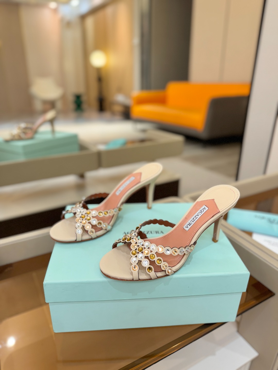 Aquazzura   菠萝    𝐒𝐒  𝐧𝐞𝐰春夏新品高跟半鞋。满满的钻，超闪 🌸((☀️⥎☀️))
