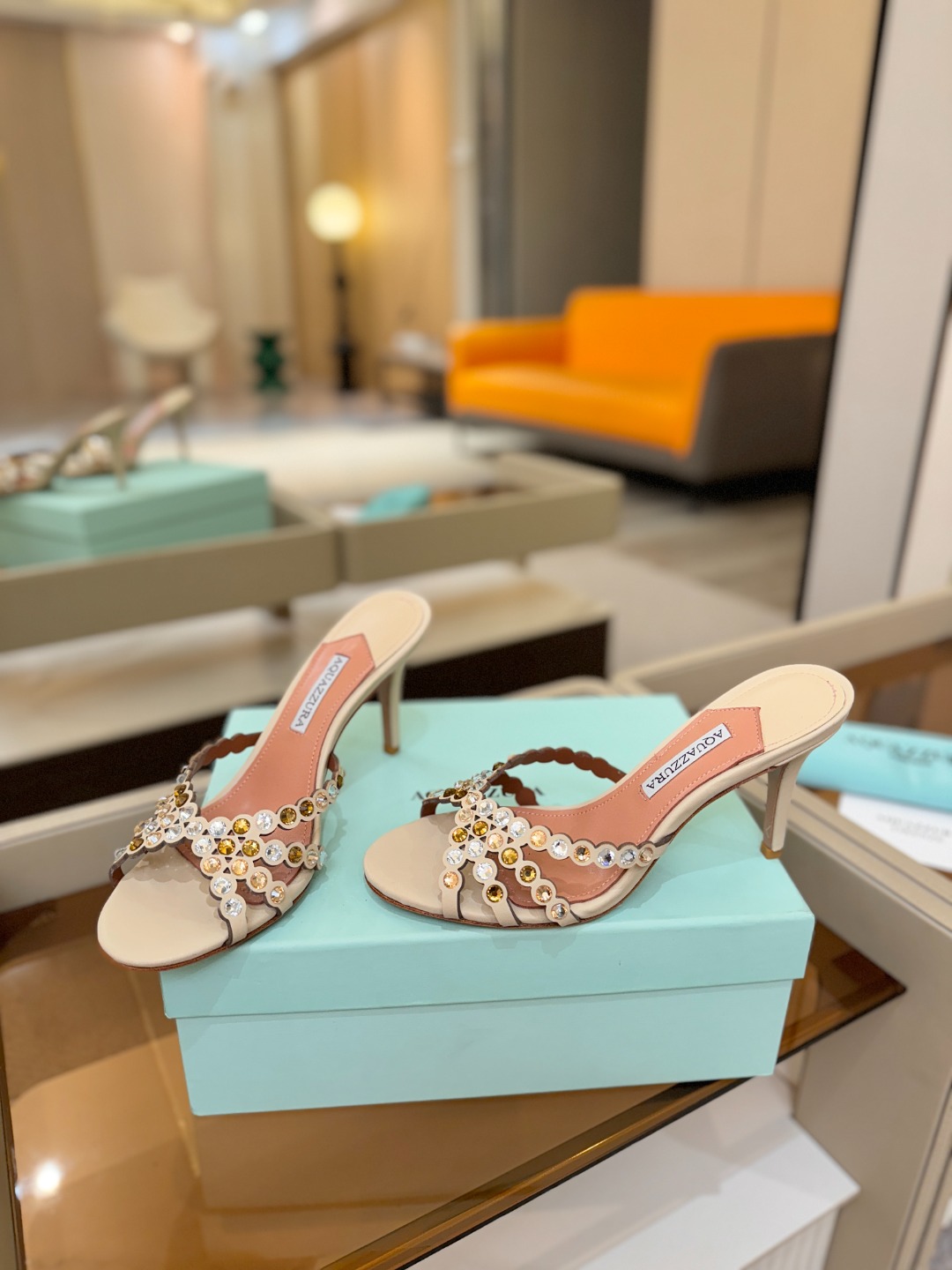Aquazzura   菠萝    𝐒𝐒  𝐧𝐞𝐰春夏新品高跟半鞋。满满的钻，超闪 🌸((☀️⥎☀️))