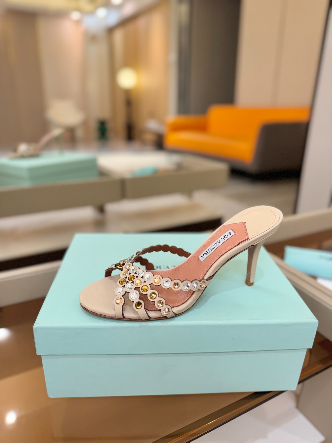 Aquazzura   菠萝    𝐒𝐒  𝐧𝐞𝐰春夏新品高跟半鞋。满满的钻，超闪 🌸((☀️⥎☀️))
