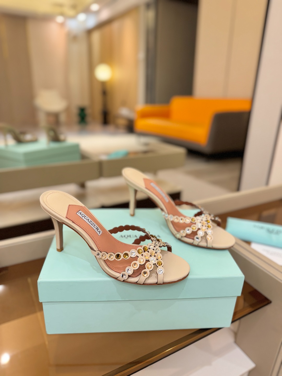 Aquazzura   菠萝    𝐒𝐒  𝐧𝐞𝐰春夏新品高跟半鞋。满满的钻，超闪 🌸((☀️⥎☀️))