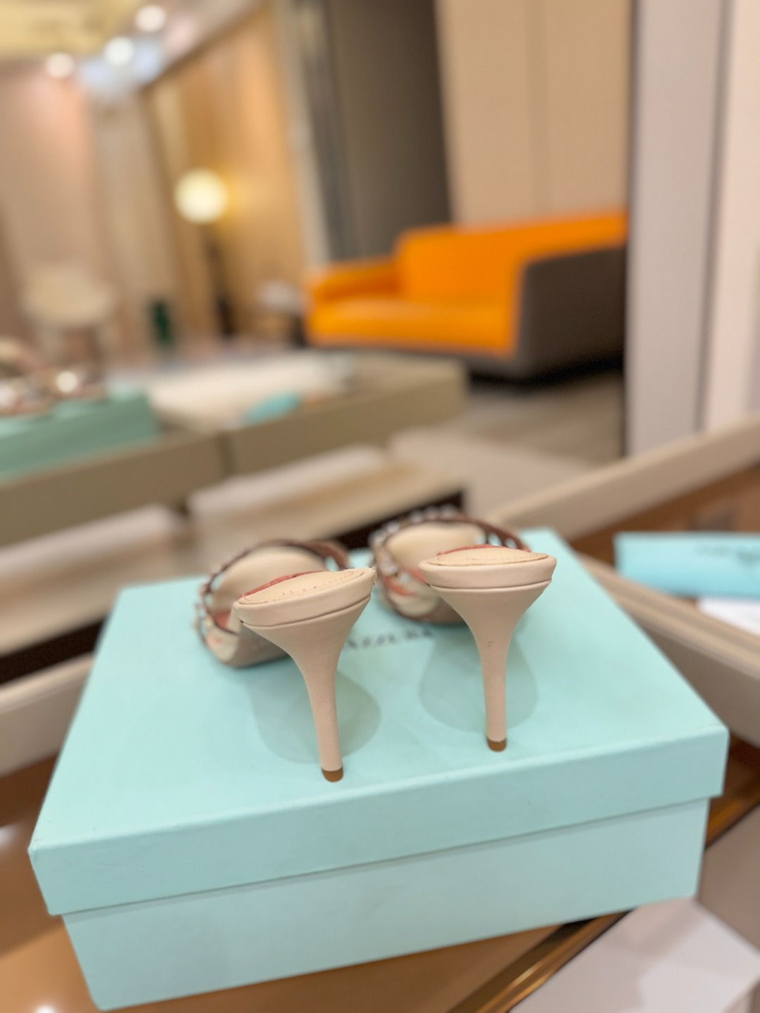 Aquazzura   菠萝    𝐒𝐒  𝐧𝐞𝐰春夏新品高跟半鞋。满满的钻，超闪 🌸((☀️⥎☀️))