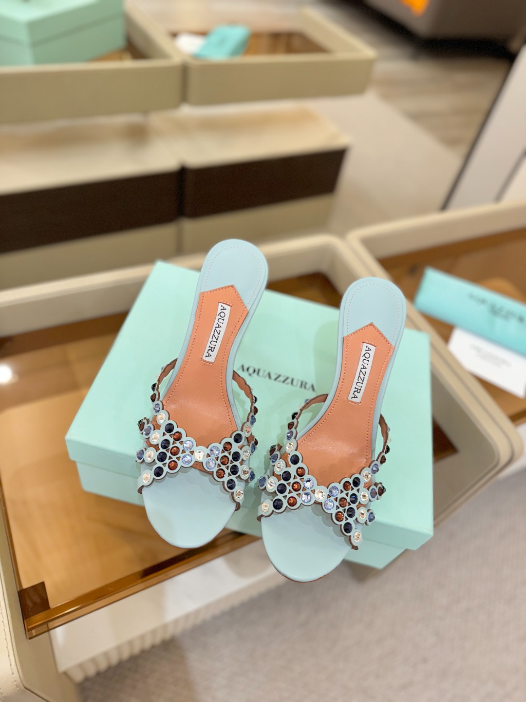 Aquazzura   菠萝    𝐒𝐒  𝐧𝐞𝐰春夏新品高跟半鞋。满满的钻，超闪 🌸((☀️⥎☀️))