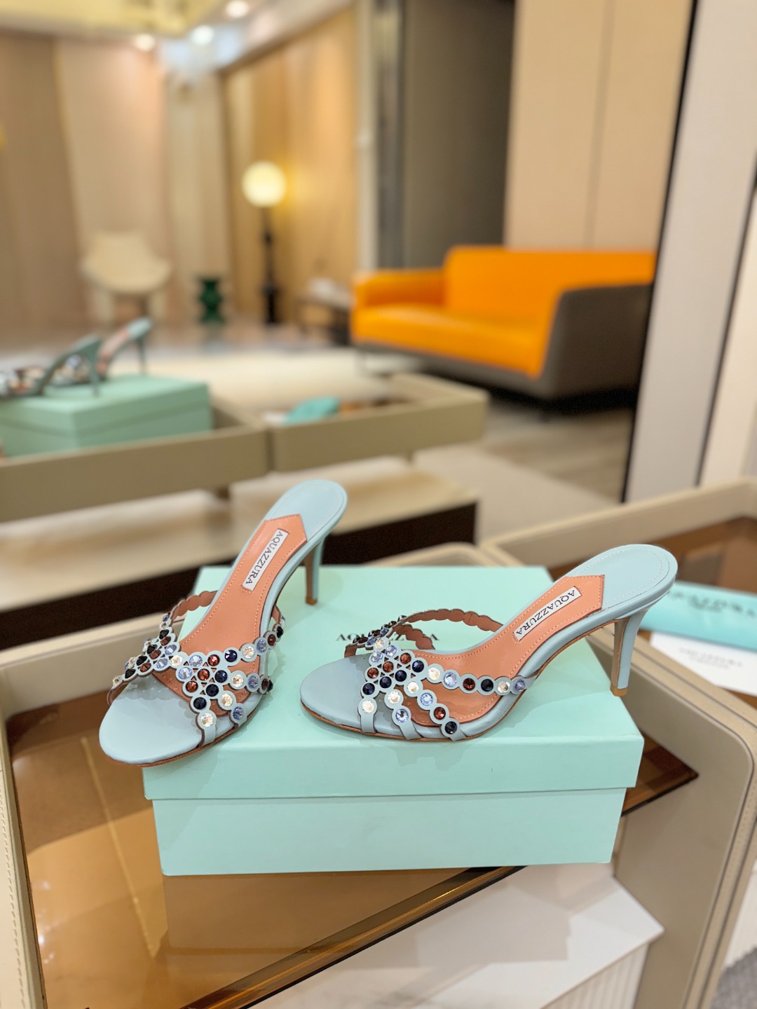 Aquazzura   菠萝    𝐒𝐒  𝐧𝐞𝐰春夏新品高跟半鞋。满满的钻，超闪 🌸((☀️⥎☀️))
