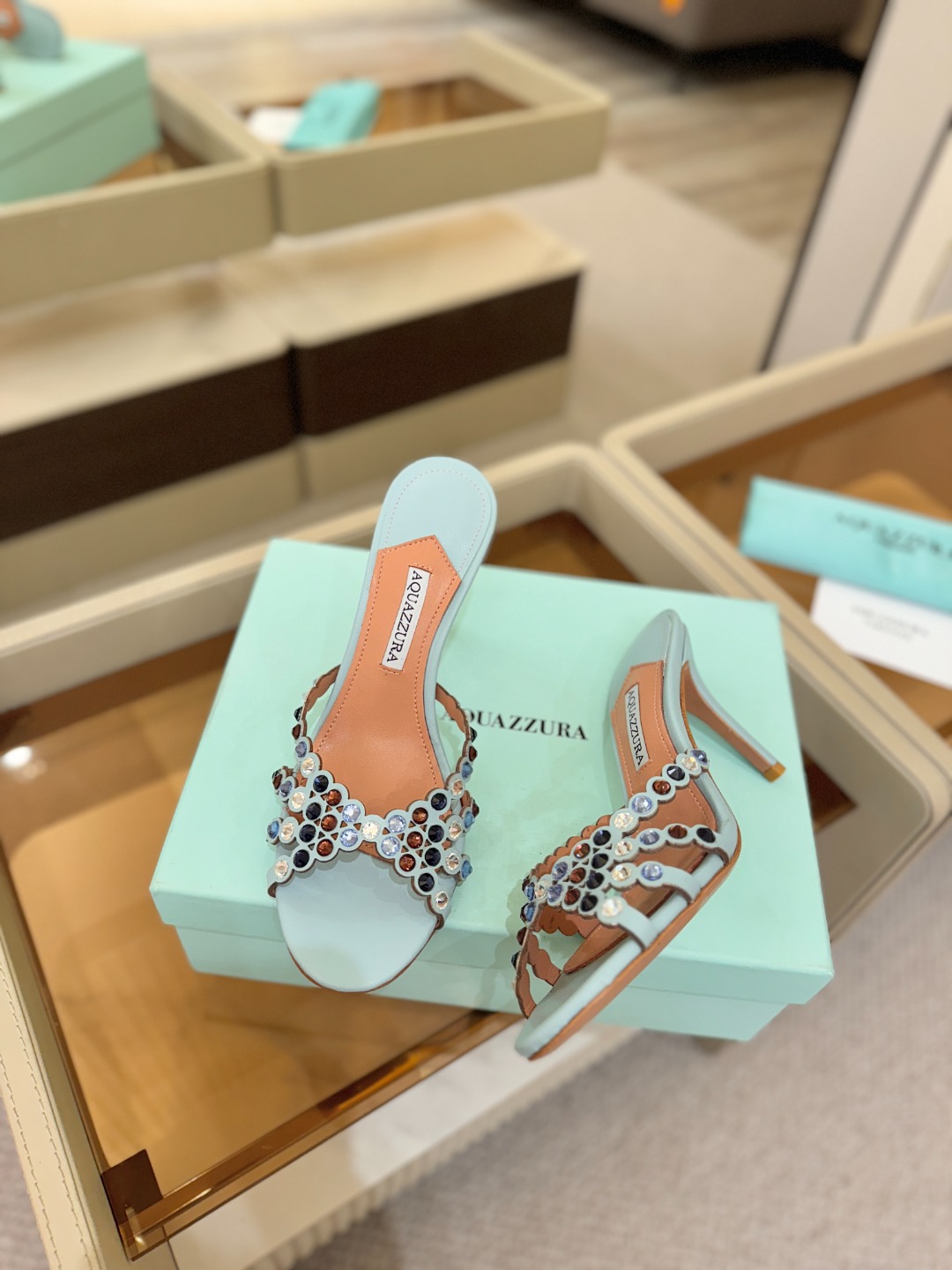 Aquazzura   菠萝    𝐒𝐒  𝐧𝐞𝐰春夏新品高跟半鞋。满满的钻，超闪 🌸((☀️⥎☀️))