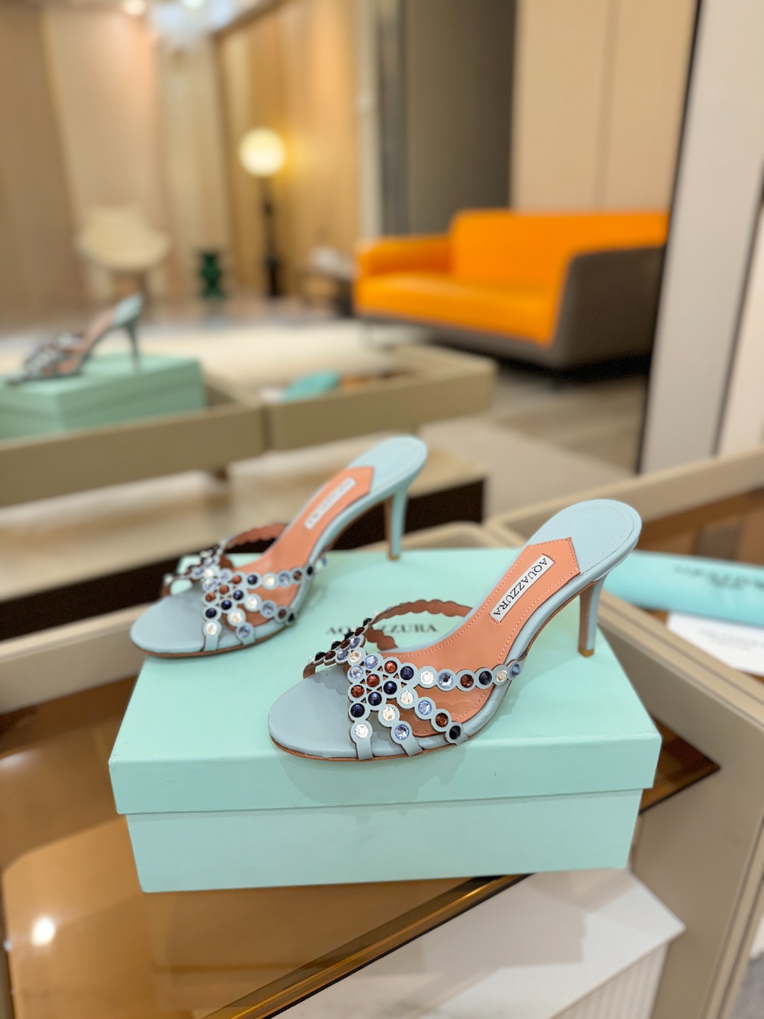 Aquazzura   菠萝    𝐒𝐒  𝐧𝐞𝐰春夏新品高跟半鞋。满满的钻，超闪 🌸((☀️⥎☀️))