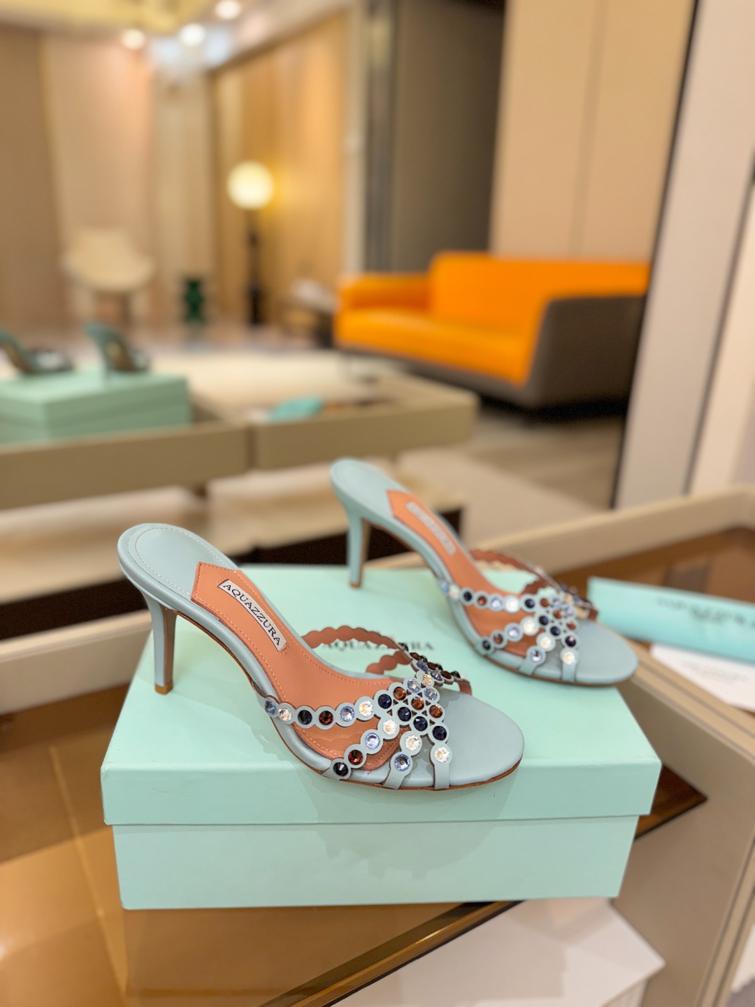 Aquazzura   菠萝    𝐒𝐒  𝐧𝐞𝐰春夏新品高跟半鞋。满满的钻，超闪 🌸((☀️⥎☀️))