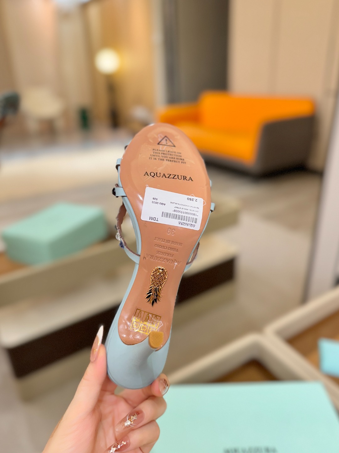 Aquazzura   菠萝    𝐒𝐒  𝐧𝐞𝐰春夏新品高跟半鞋。满满的钻，超闪 🌸((☀️⥎☀️))