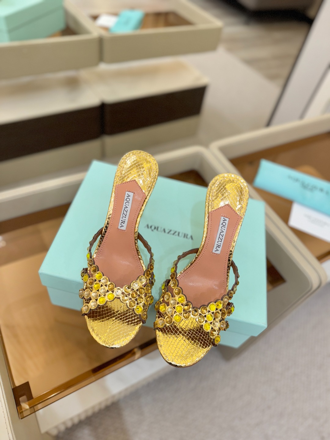 Aquazzura   菠萝    𝐒𝐒  𝐧𝐞𝐰春夏新品高跟半鞋。满满的钻，超闪 🌸((☀️⥎☀️))