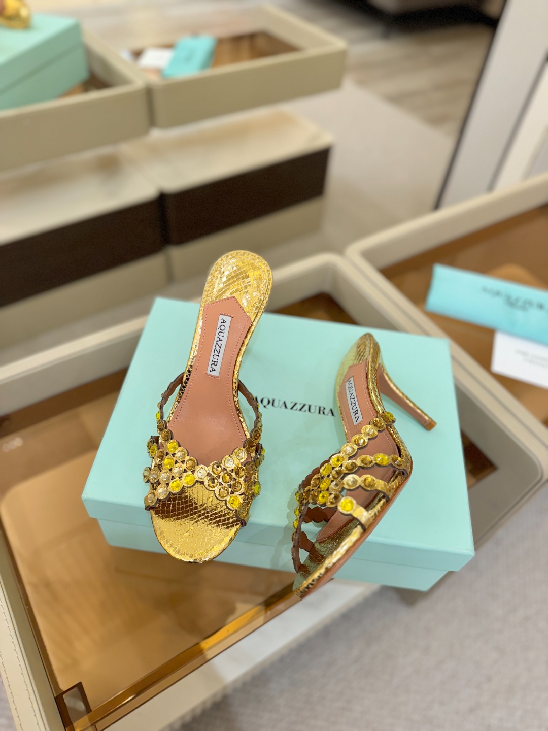Aquazzura   菠萝    𝐒𝐒  𝐧𝐞𝐰春夏新品高跟半鞋。满满的钻，超闪 🌸((☀️⥎☀️))