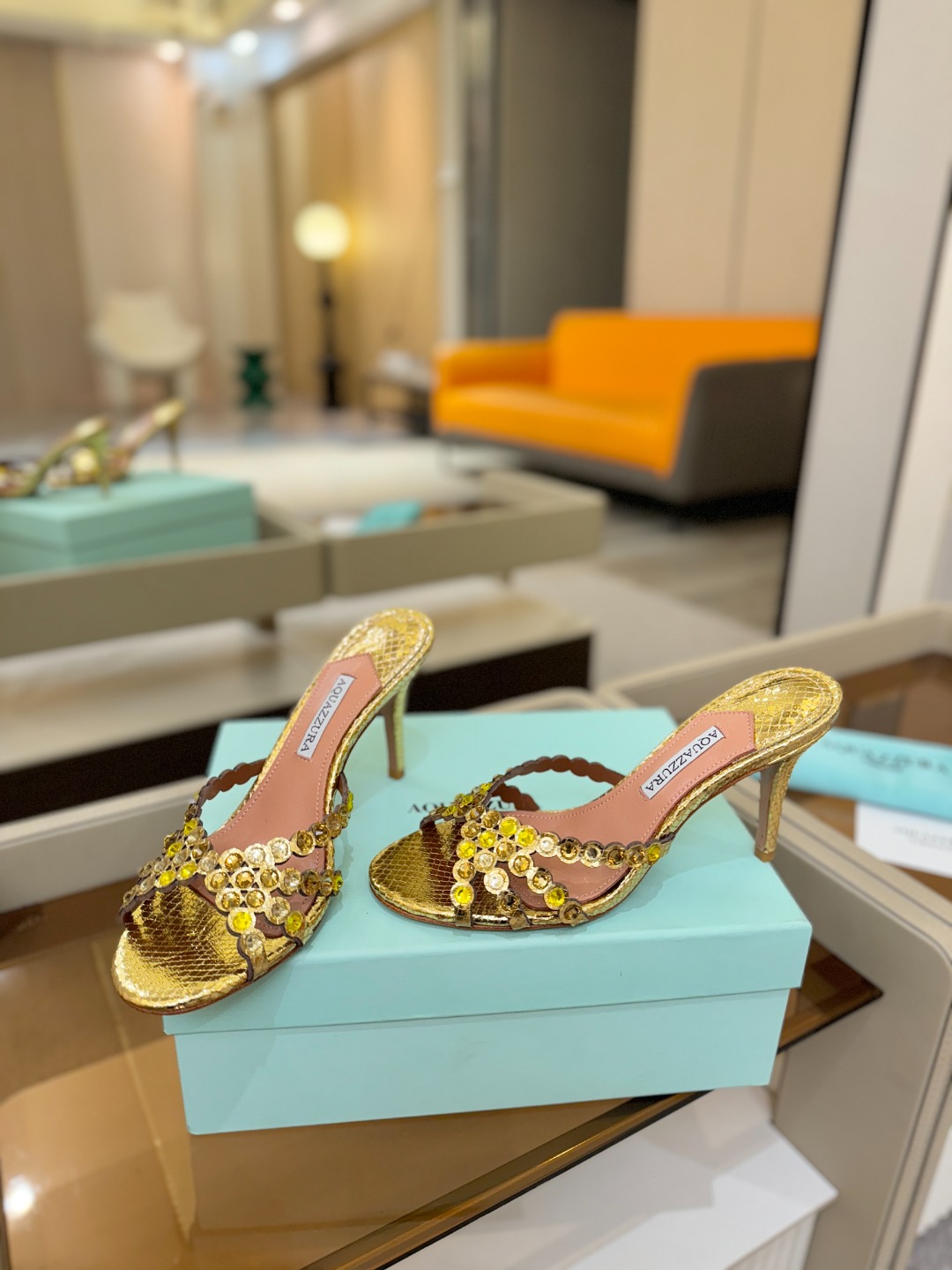 Aquazzura   菠萝    𝐒𝐒  𝐧𝐞𝐰春夏新品高跟半鞋。满满的钻，超闪 🌸((☀️⥎☀️))