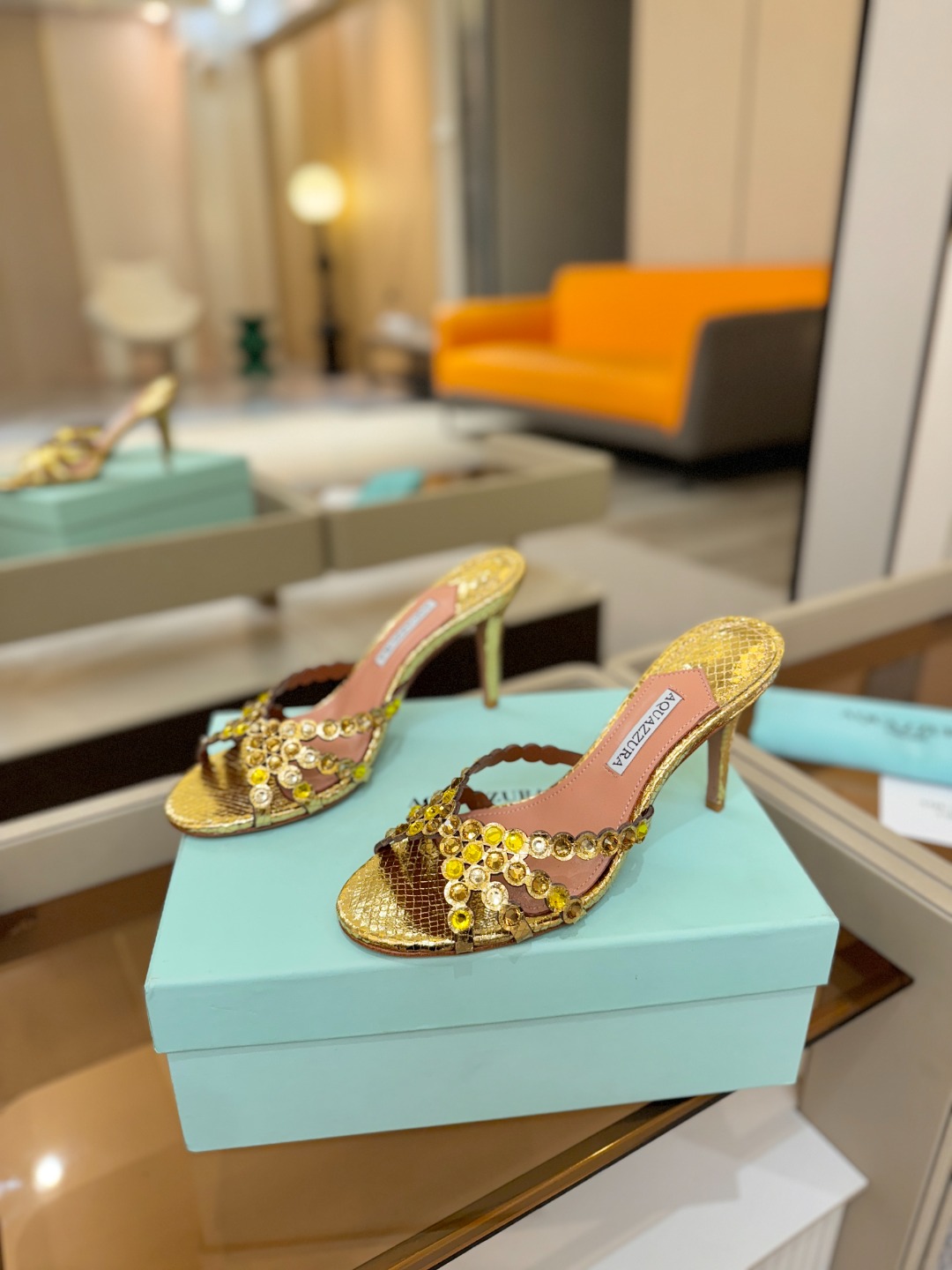 Aquazzura   菠萝    𝐒𝐒  𝐧𝐞𝐰春夏新品高跟半鞋。满满的钻，超闪 🌸((☀️⥎☀️))