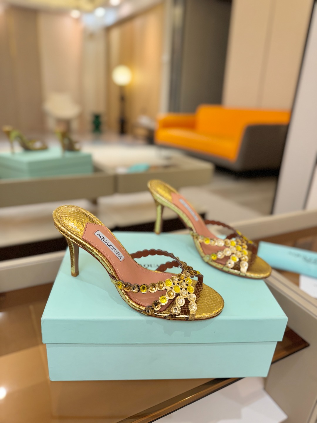 Aquazzura   菠萝    𝐒𝐒  𝐧𝐞𝐰春夏新品高跟半鞋。满满的钻，超闪 🌸((☀️⥎☀️))