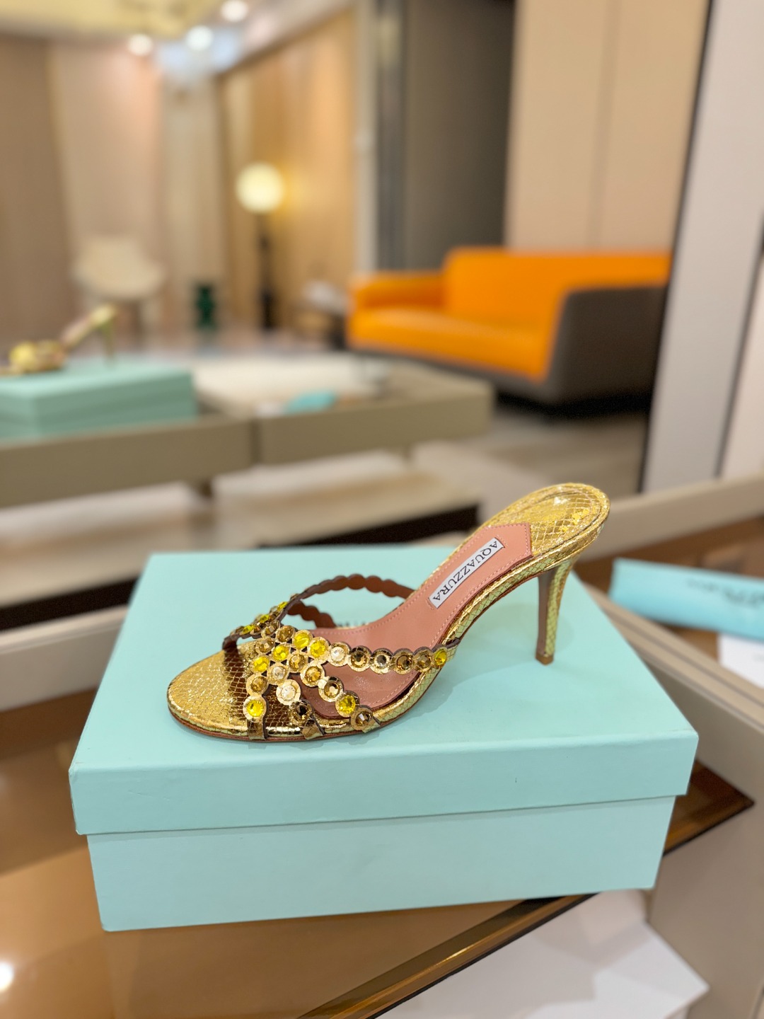 Aquazzura   菠萝    𝐒𝐒  𝐧𝐞𝐰春夏新品高跟半鞋。满满的钻，超闪 🌸((☀️⥎☀️))