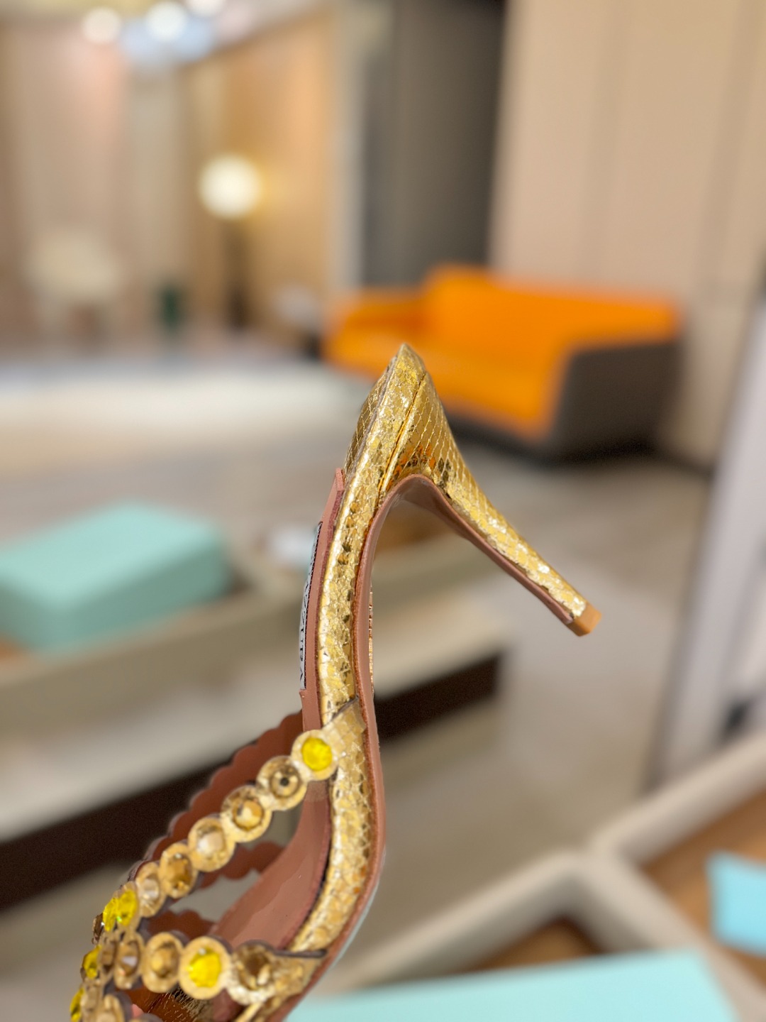 Aquazzura   菠萝    𝐒𝐒  𝐧𝐞𝐰春夏新品高跟半鞋。满满的钻，超闪 🌸((☀️⥎☀️))