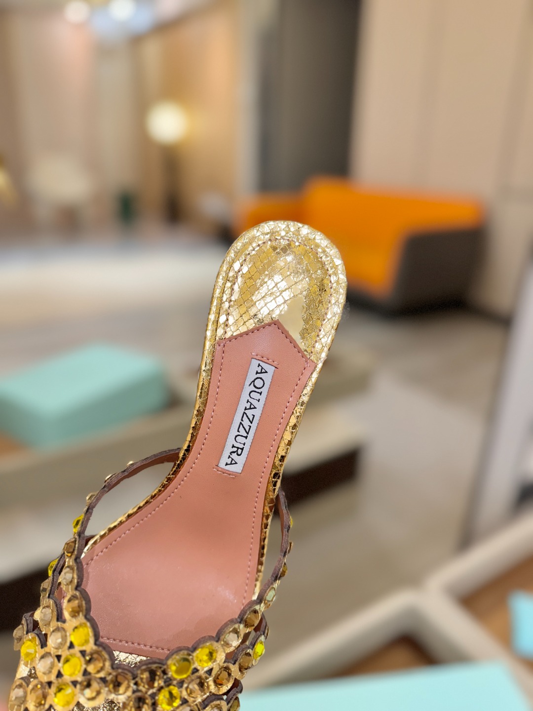 Aquazzura   菠萝    𝐒𝐒  𝐧𝐞𝐰春夏新品高跟半鞋。满满的钻，超闪 🌸((☀️⥎☀️))