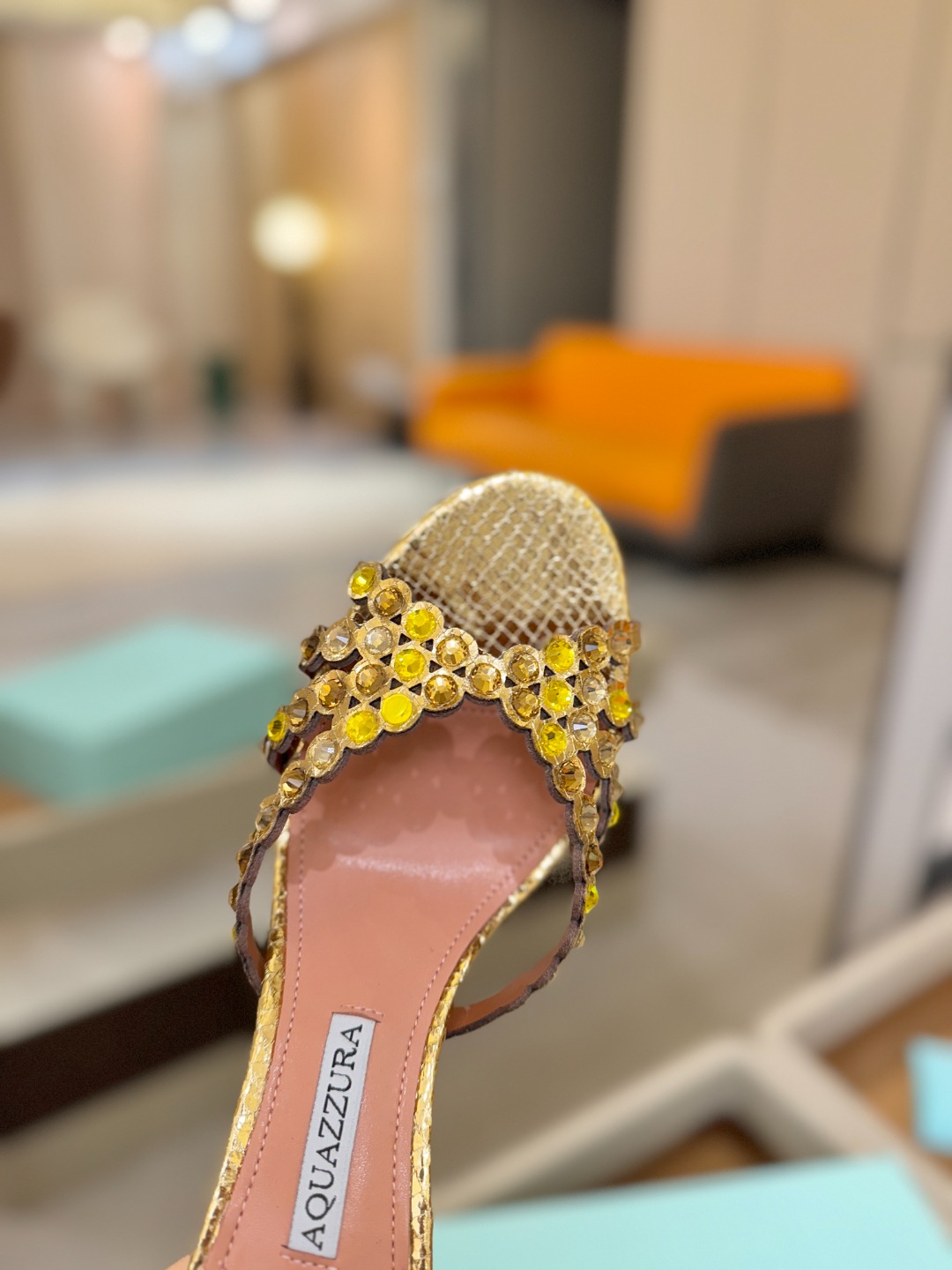 Aquazzura   菠萝    𝐒𝐒  𝐧𝐞𝐰春夏新品高跟半鞋。满满的钻，超闪 🌸((☀️⥎☀️))