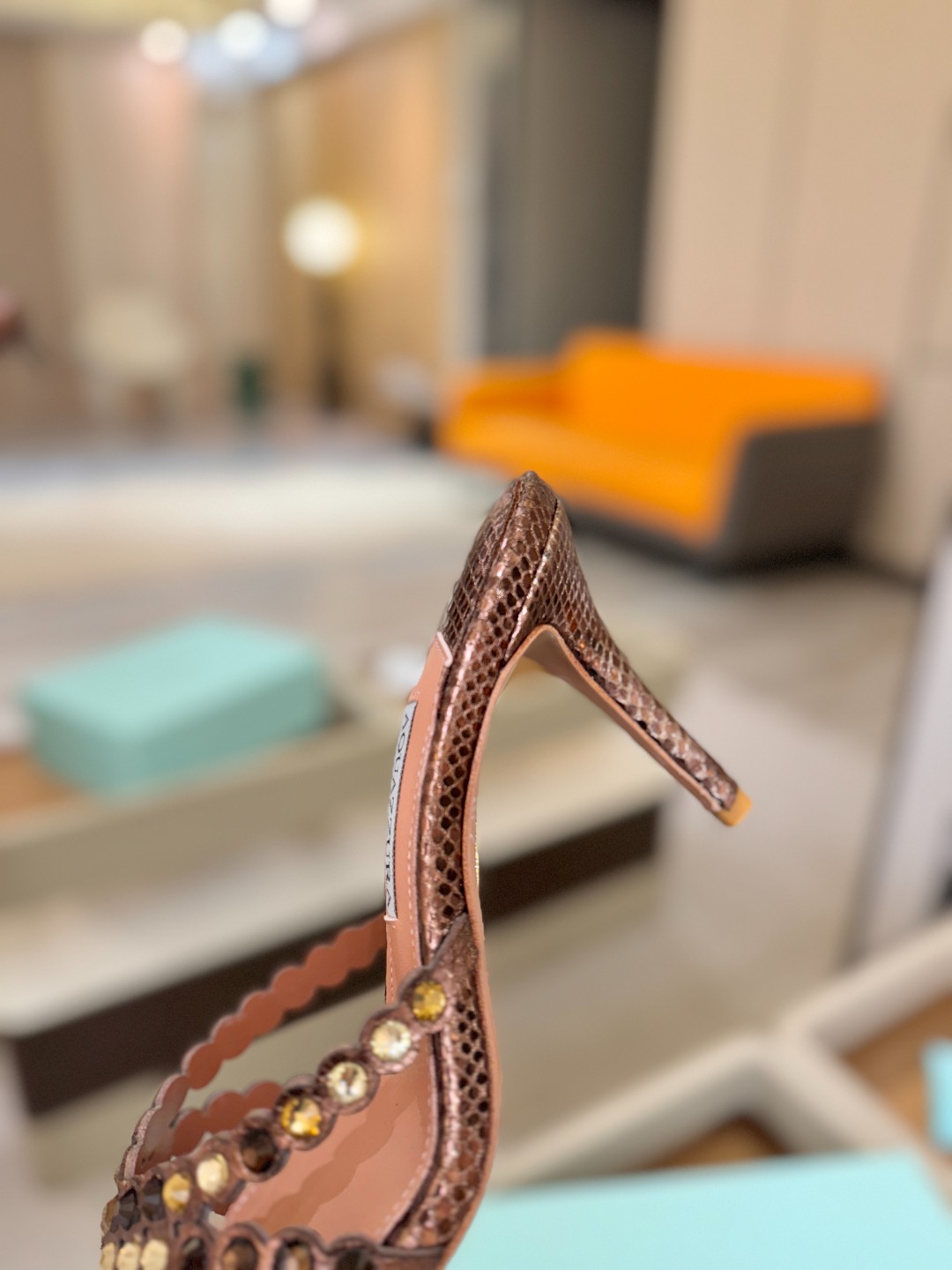 Aquazzura   菠萝    𝐒𝐒  𝐧𝐞𝐰春夏新品高跟半鞋。满满的钻，超闪 🌸((☀️⥎☀️))