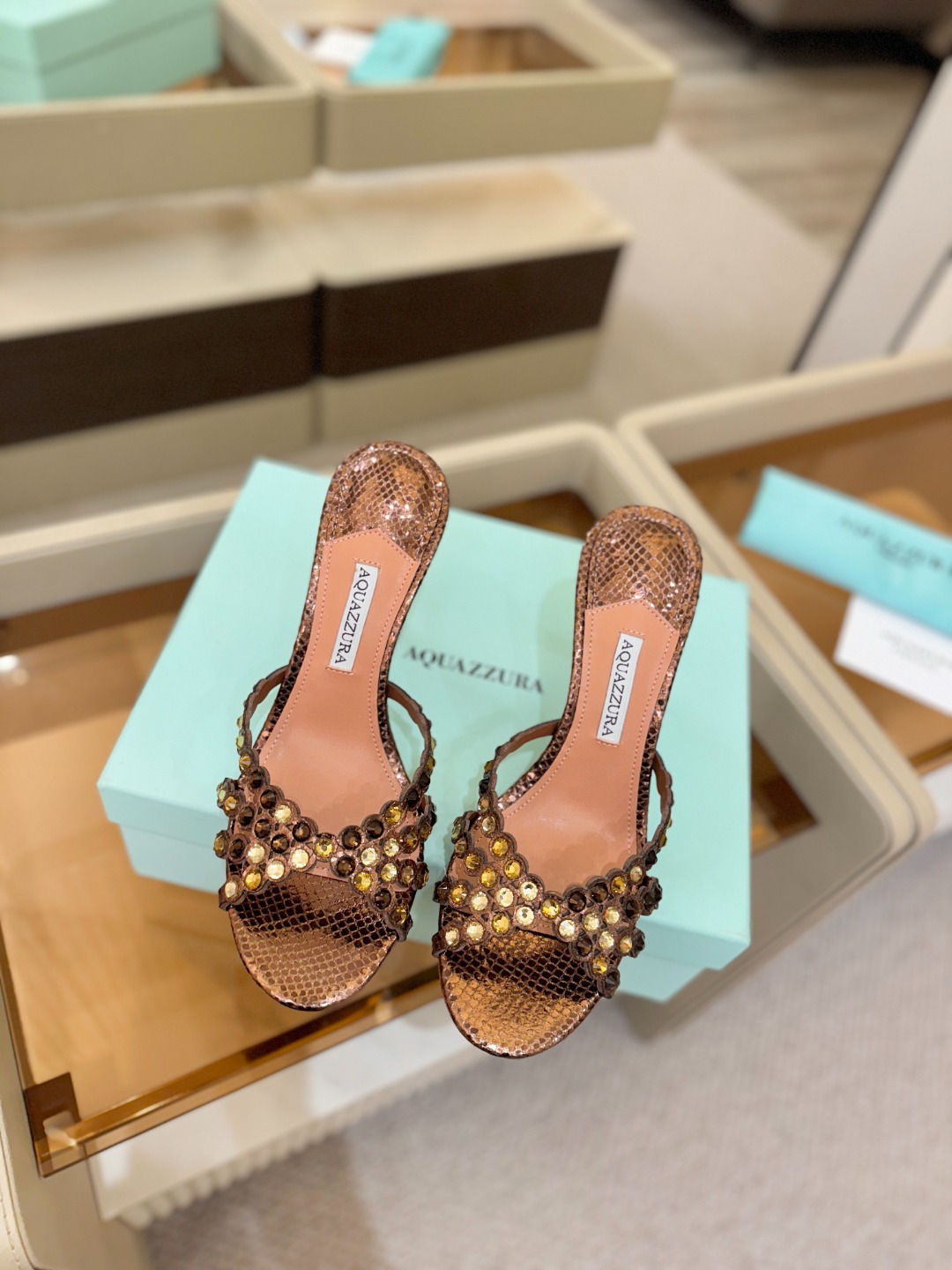 Aquazzura   菠萝    𝐒𝐒  𝐧𝐞𝐰春夏新品高跟半鞋。满满的钻，超闪 🌸((☀️⥎☀️))