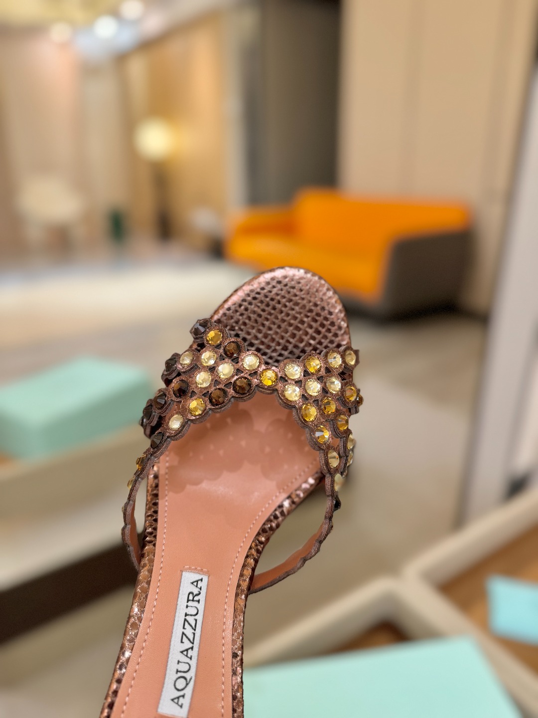 Aquazzura   菠萝    𝐒𝐒  𝐧𝐞𝐰春夏新品高跟半鞋。满满的钻，超闪 🌸((☀️⥎☀️))